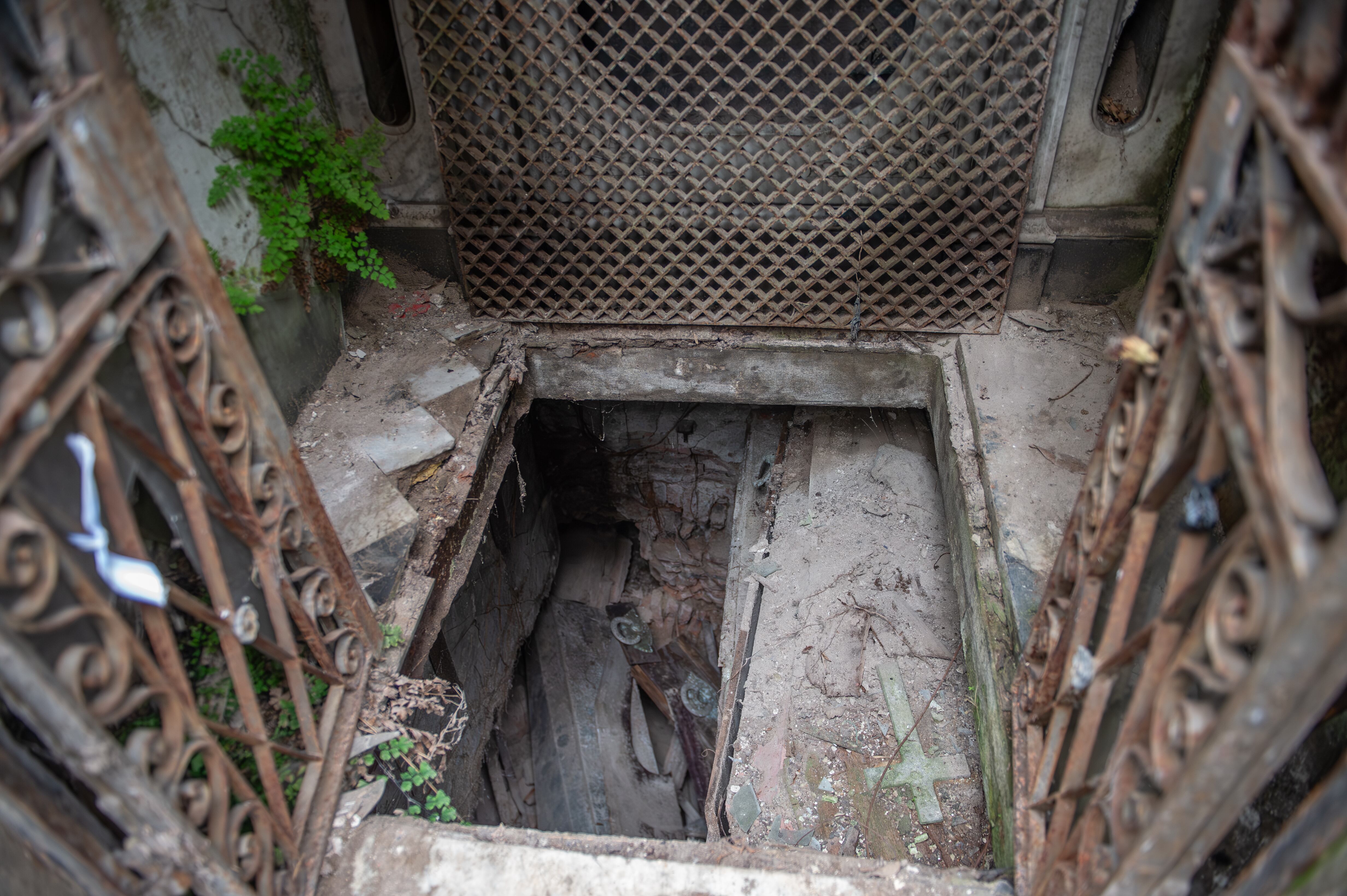 Abren la tumba de Camila O'Gorman en el cementerio de recoleta