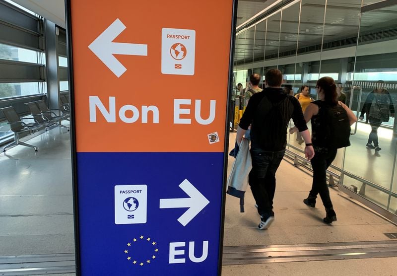 Pasajeros pasan junto a un cartel que les dirige a colas específicas para pasaportes de la UE y de fuera de la UE a su llegada al aeropuerto de Dublín, en Irlanda. 6 de septiembre de 2019. (REUTERS/Phil Noble)