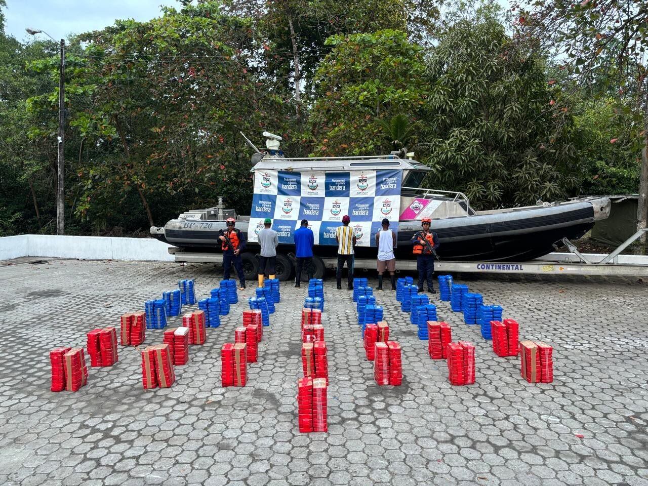 La Armada Nacional incautó 825 kilogramos de cocaína en el Pacífico colombiano. (Crédito: @FuerzasMilCol / X)