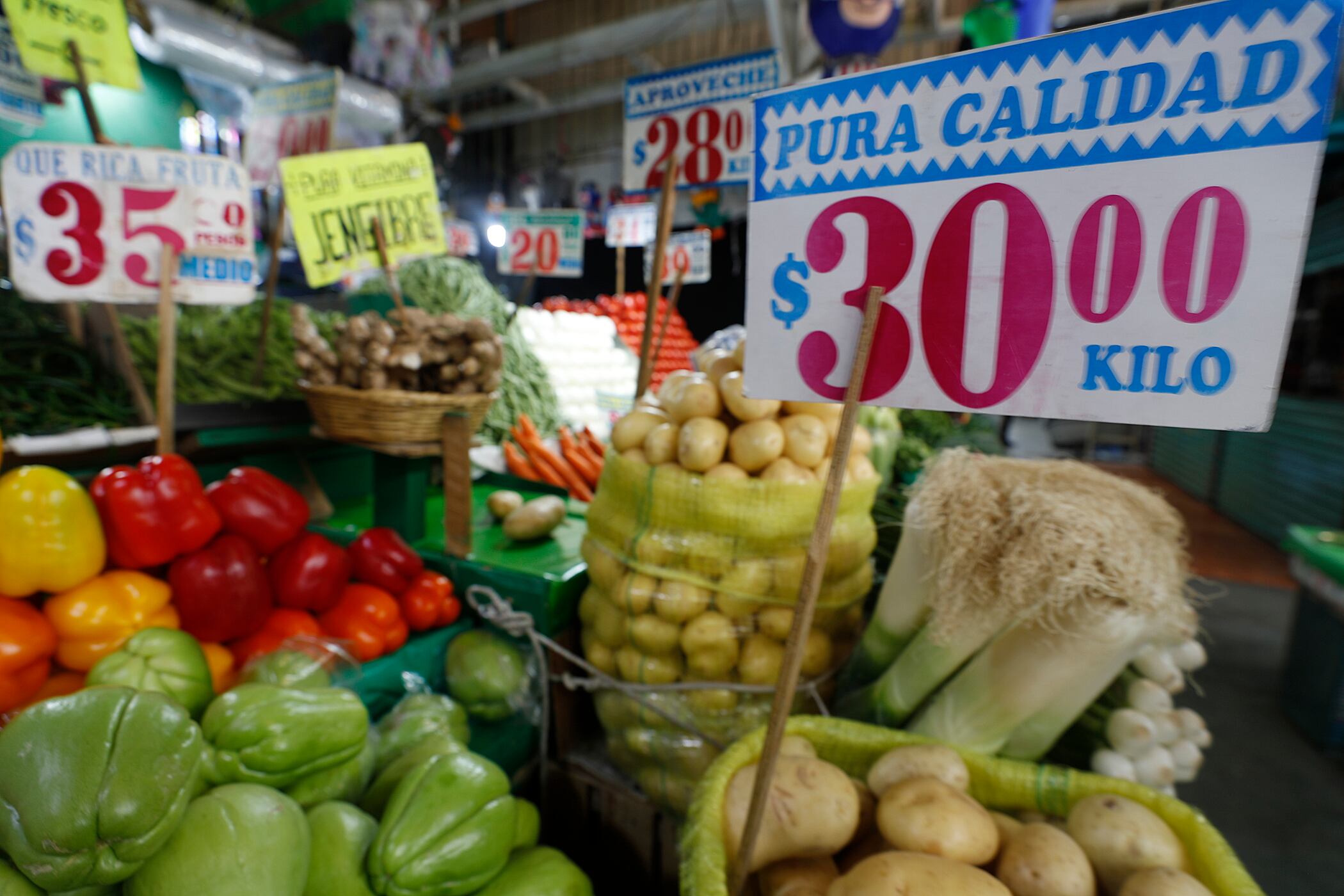 Fotografía de archivo de un puesto de verduras con los precios de cada producto, en el mercado de Jamaica de la Ciudad de México (México). EFE/Sashenka Gutiérrez 