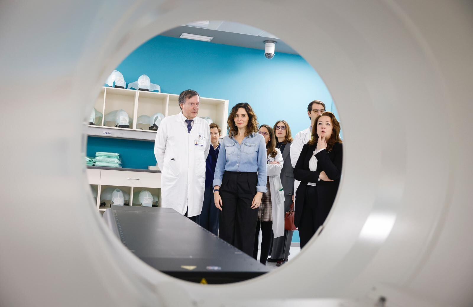 La presidencia de la Comunidad de Madrid, Isabel Díaz Ayuso, visitando el hospital Puerta de Hierro de Madrid