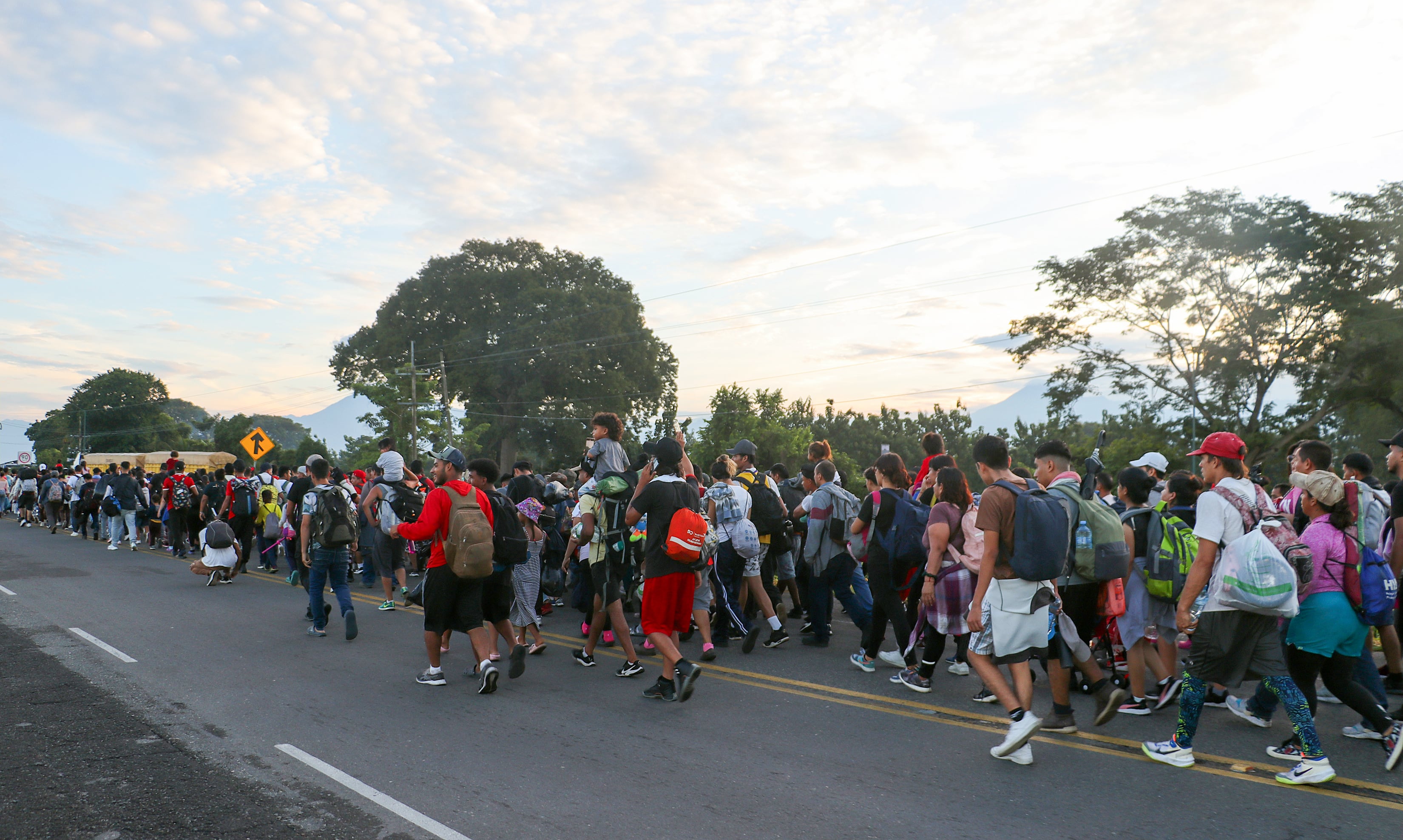 Migrantes caminan en caravana por una carretera este domingo en el municipio de Ciudad Hidalgo en Chiapas (México). EFE/ Juan Manuel Blanco
