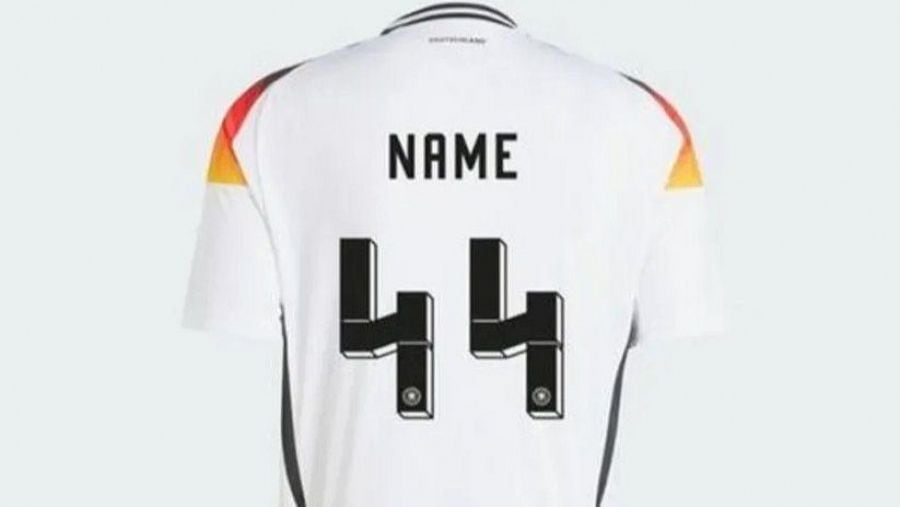 Equipación de Alemania con el dorsal 44 (Adidas)