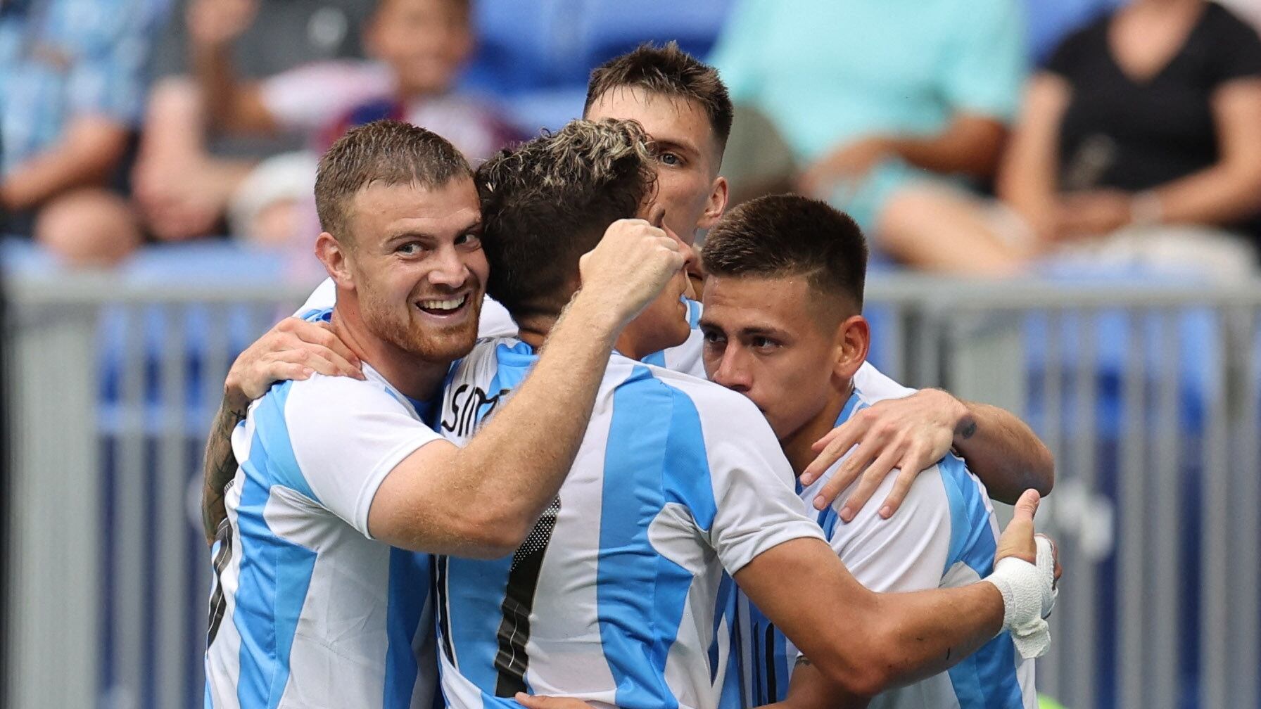 Argentina celebra el segundo gol del Diablito Echeverri contra Ucrania (REUTERS/Nir Elias)