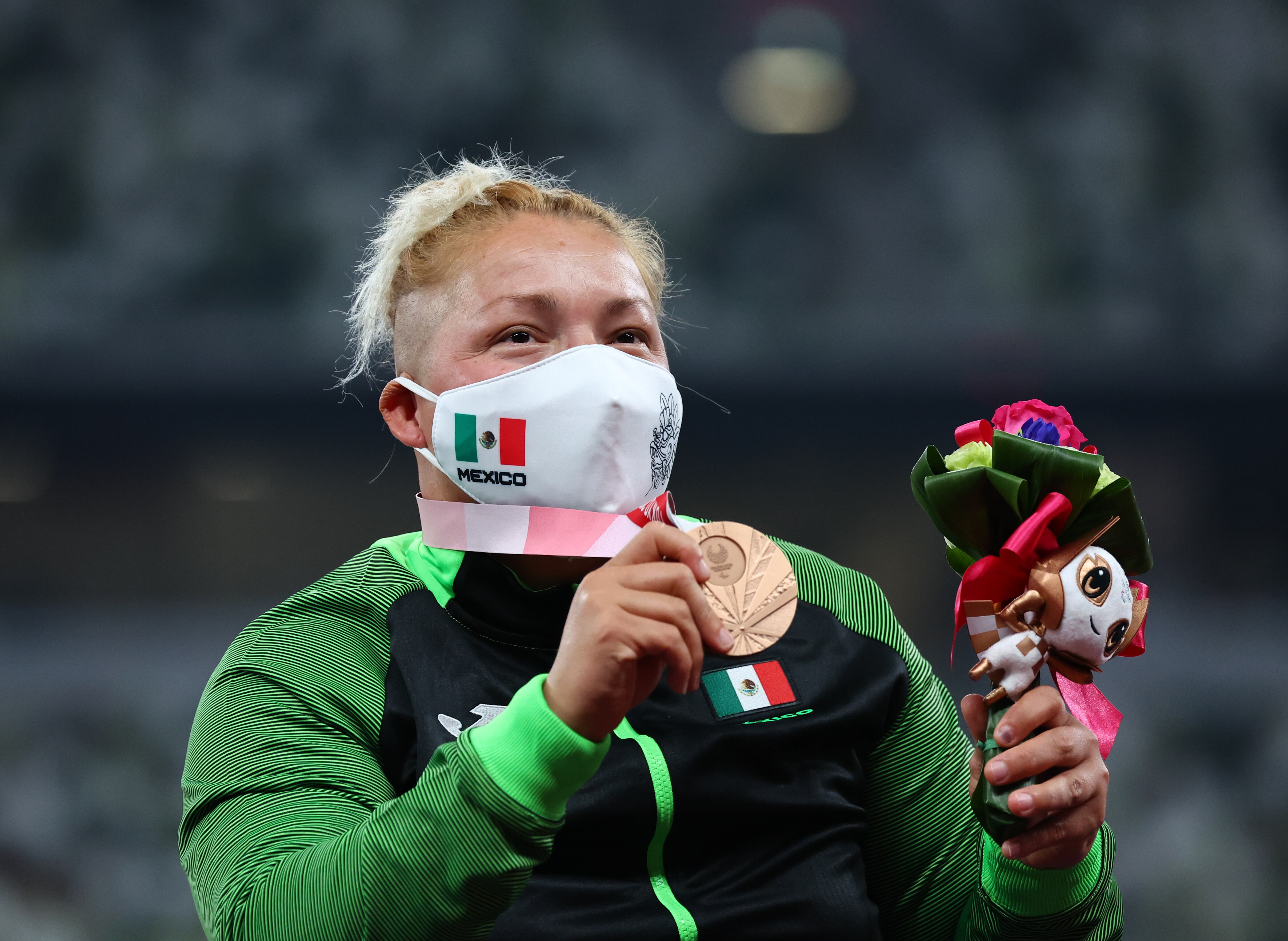 Tokyo 2020 Paralympic Games - Athletics - Women's Discus Throw - F55 Medal Ceremony - Olympic Stadium, Tokyo, Japan - August 27, 2021. Bronze Medallist Rosa Maria Guerrero Cazares of Mexico celebrates on the podium REUTERS/Athit Perawongmetha