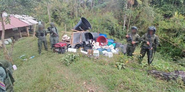 Tropas de la Cuarta Brigada del Ejército Nacional coordinadas con la Dirección de Antinarcóticos destruyeron laboratorio del clan del Golfo en Marinilla, Antioquia - crédito Ejército Nacional