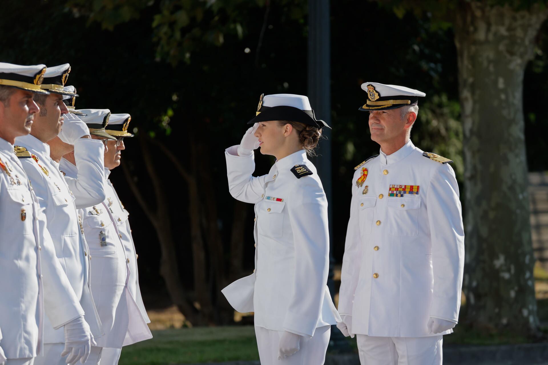 MARÍN (PONTEVEDRA), 29/08/2024.- La princesa Leonor (c) saluda durante una ceremonia este jueves en la Escuela Naval Militar de Marín, a la que ingresa hoy y en la que recibió formación castrense su padre, donde firmará en el libro de honor, para incorporarse al curso 2024-2025. Leonor de Borbón Ortiz, que cumplirá 19 años el próximo 31 de octubre, completó el pasado mes de julio su primer año de formación militar en la Academia de Zaragoza. EFE/ Lavandeira Jr