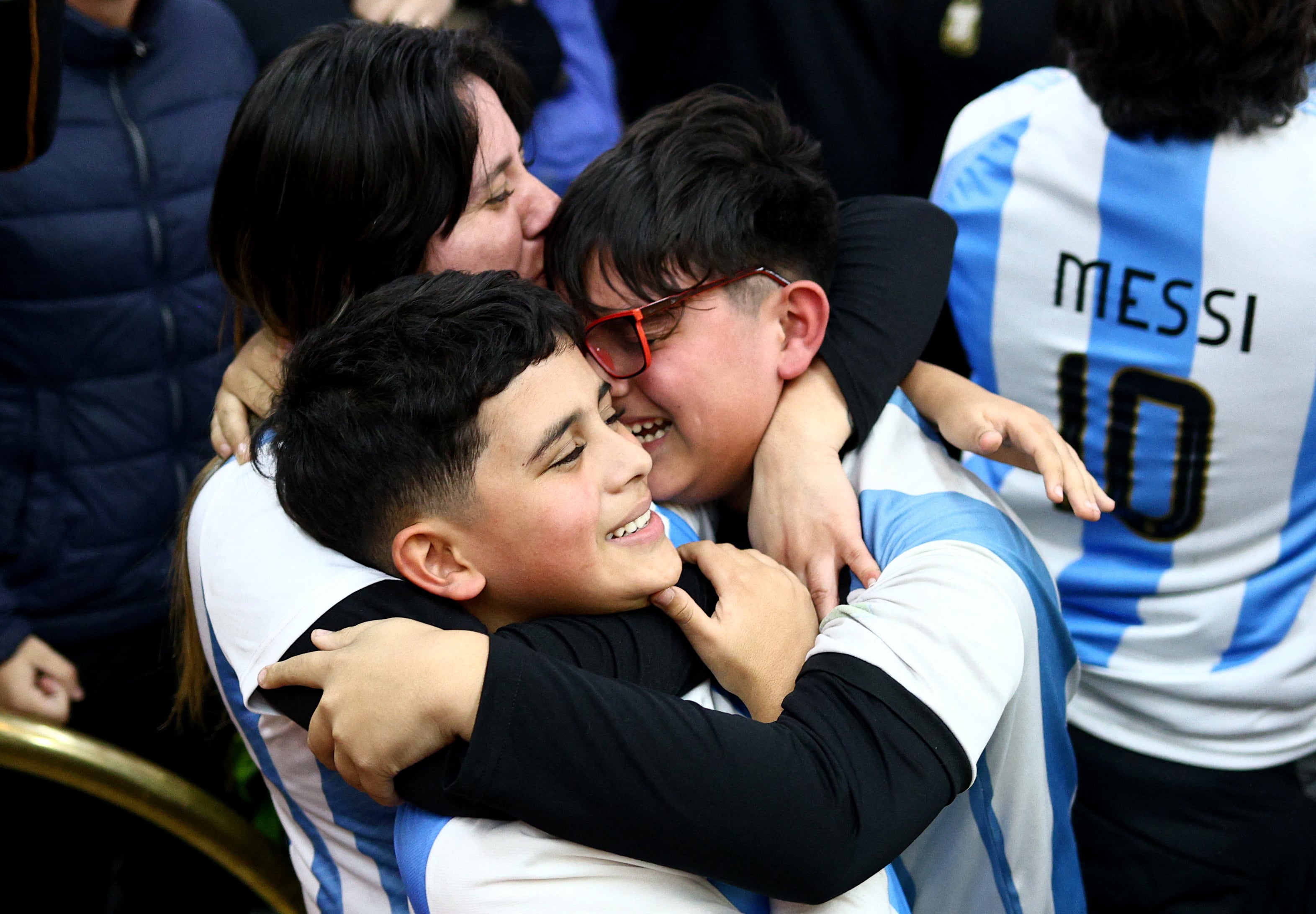 Una familia festeja un nuevo título de la selección de Lionel Scaloni