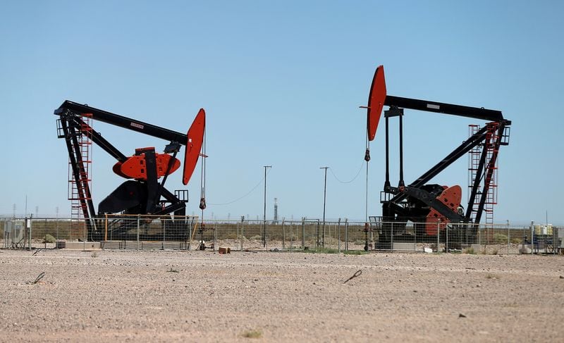 El precio del petróleo llegó a saltar este martes 5% a nivel internacional (REUTERS/Agustín Marcarian/File Photo)