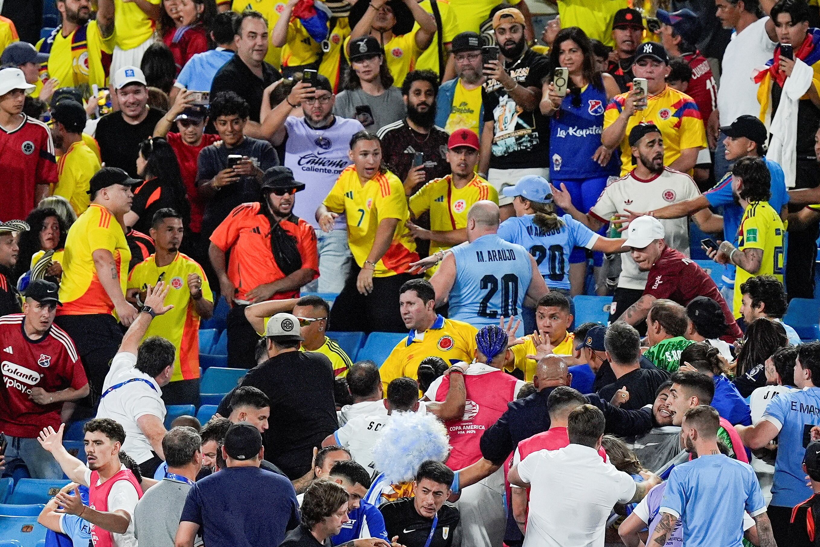 Desmanes en las tribunas del estadio donde se jugaba la semifinal de la Copa América entre Uruguay y Colombia  - crédito Jim Dedmon-USA TODAY Sports