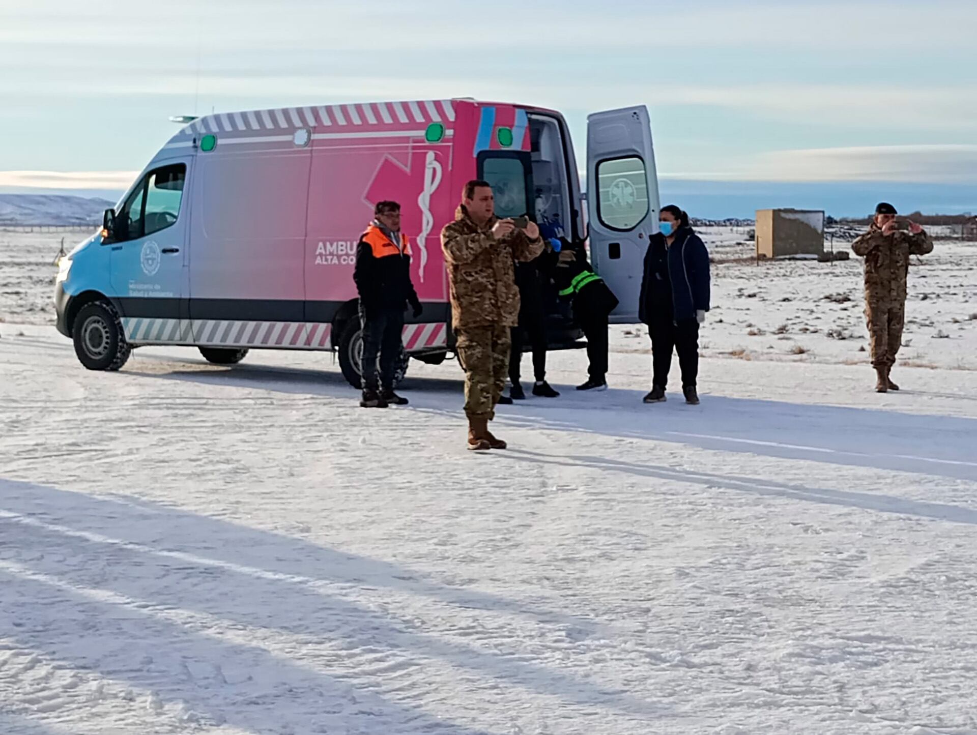 Santa Cruz bajo nieve: rescataron a cuatro trabajadores de una salina que habían quedado incomunicados dentro de un container