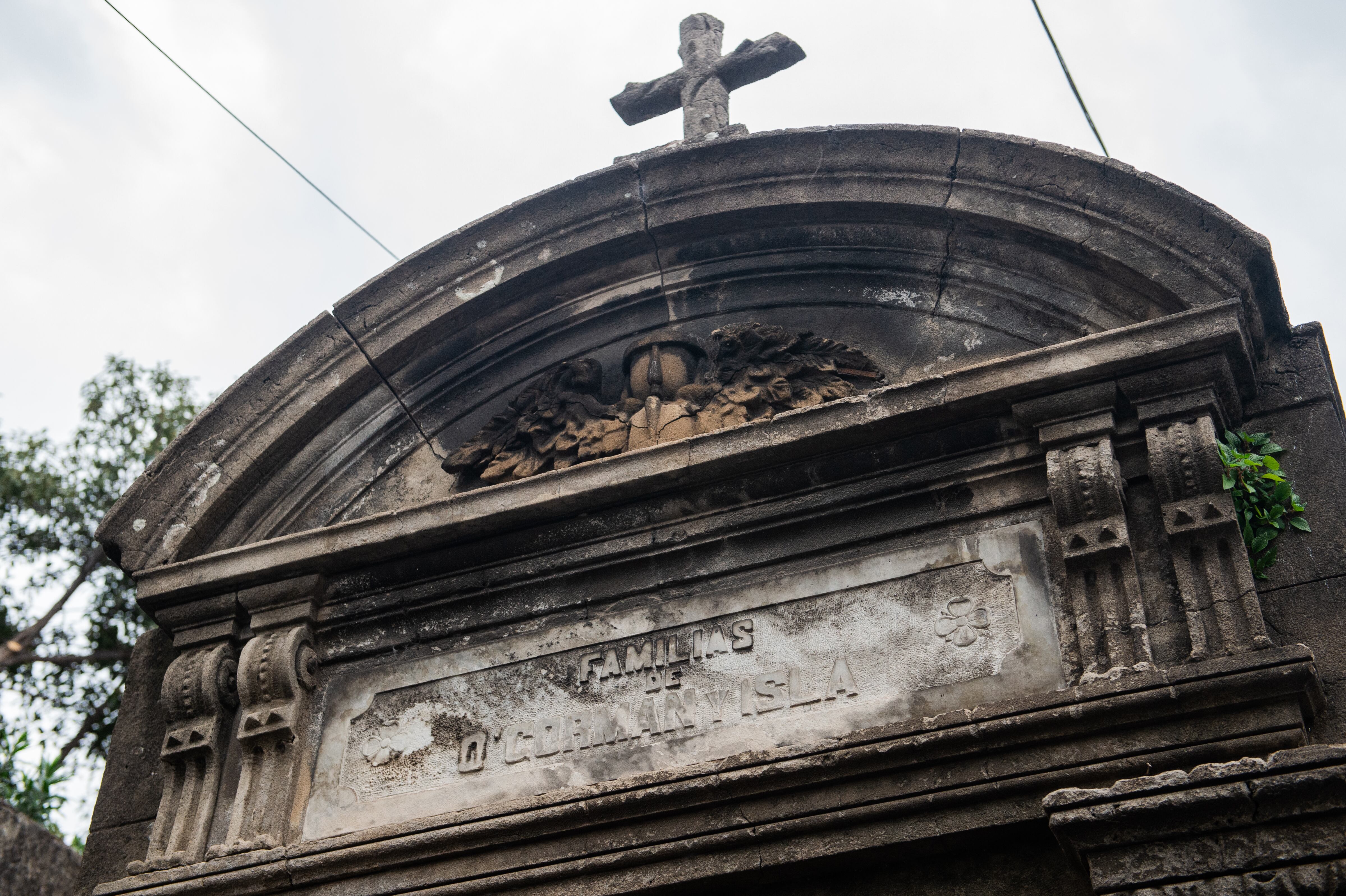 Abren la tumba de Camila O'Gorman en el cementerio de recoleta