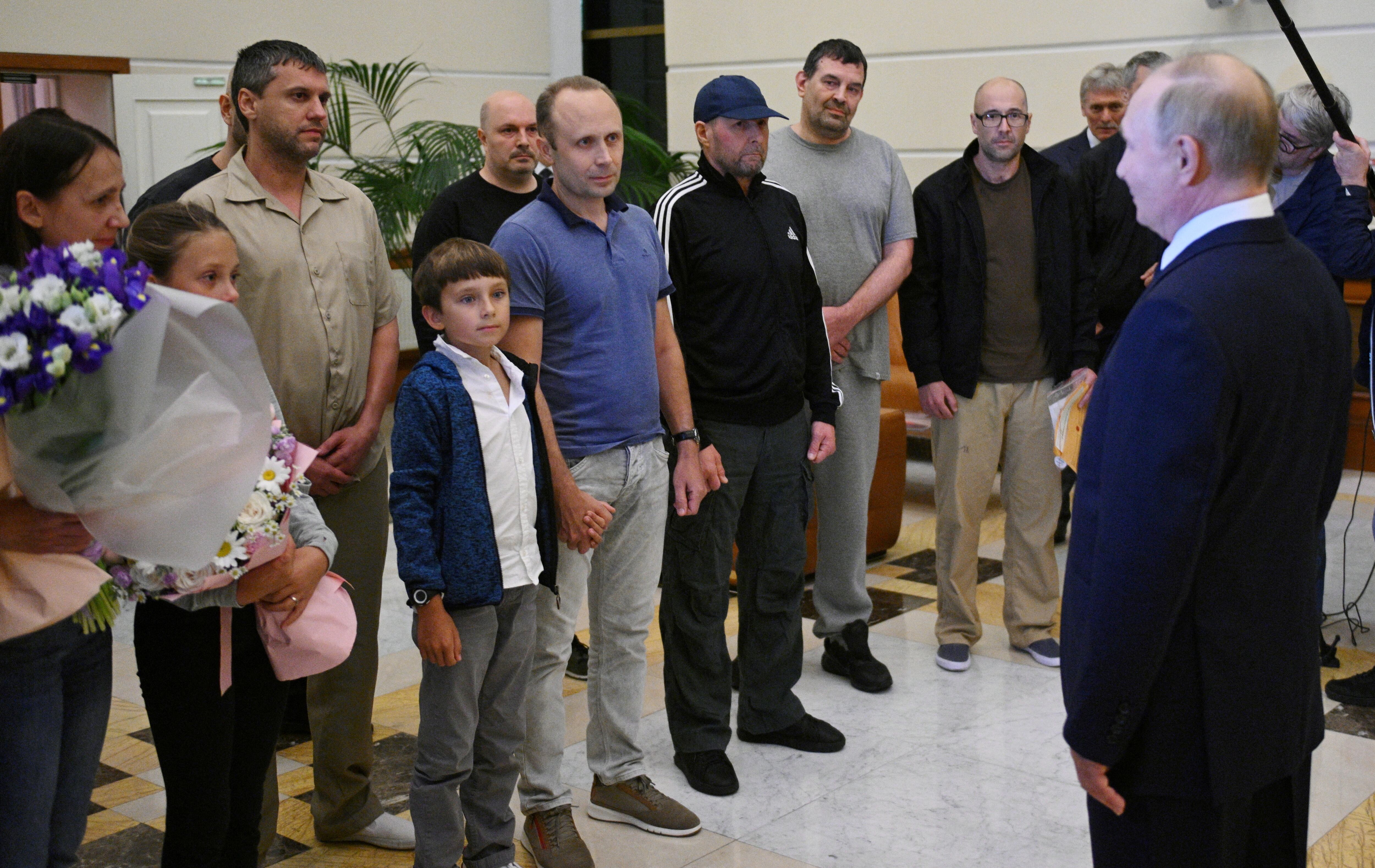 Los Dultsev recibidos por el presidente ruso. En la foto, con gorra, también se ve a Vadim Krasikov, un sicario condenado por el asesinato de un opositor del Kremlin en Alemania  (Sputnik/Kirill Zykov/Pool via REUTERS)