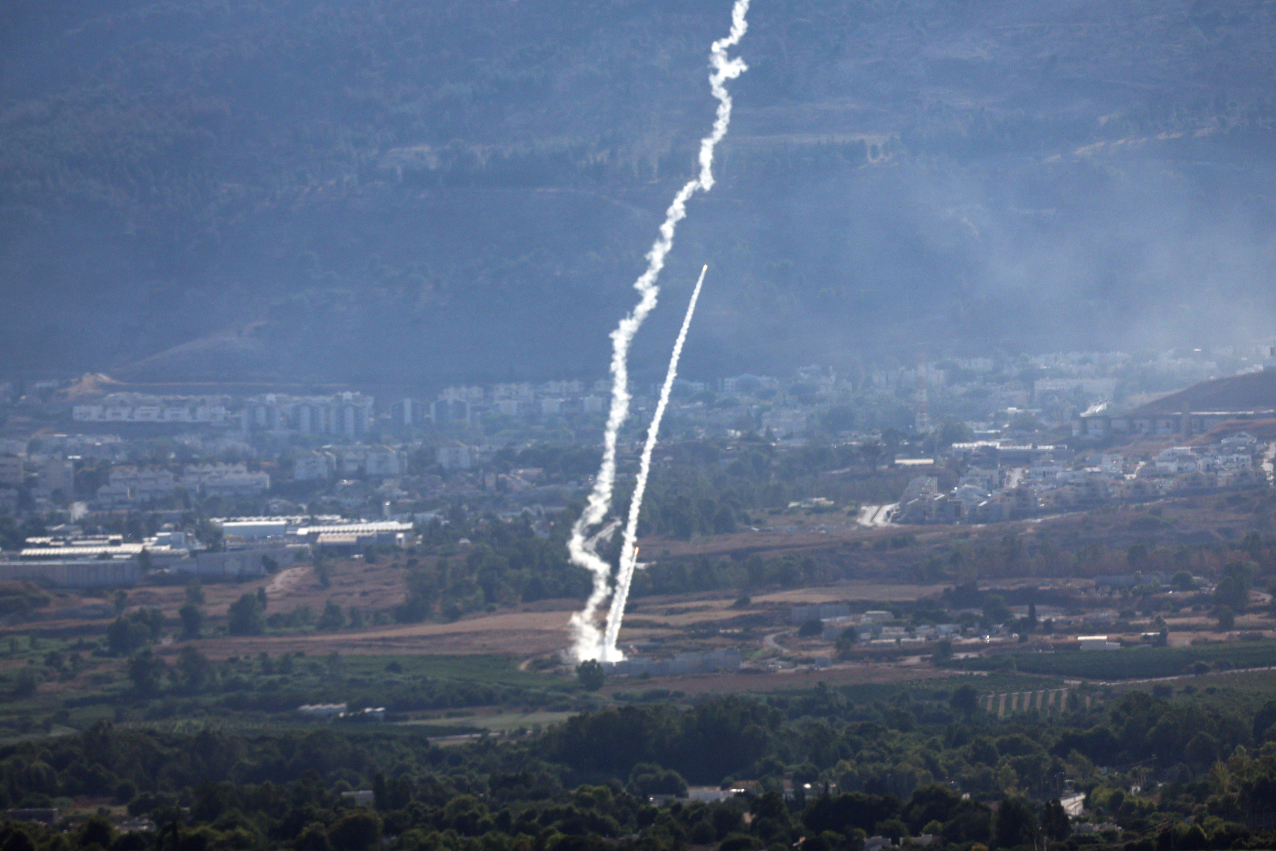 El sistema de defensa aérea israelí Cúpula de Hierro intercepta un misil disparado desde el sur del Líbano