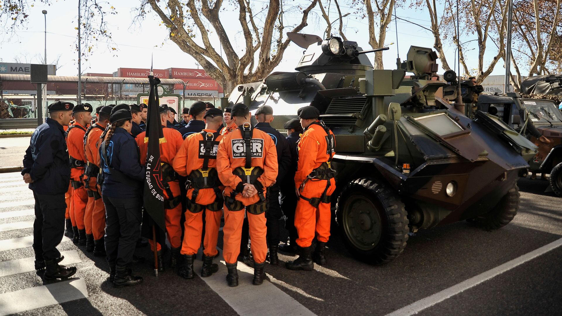 Desfile militar por el 9 de Julio