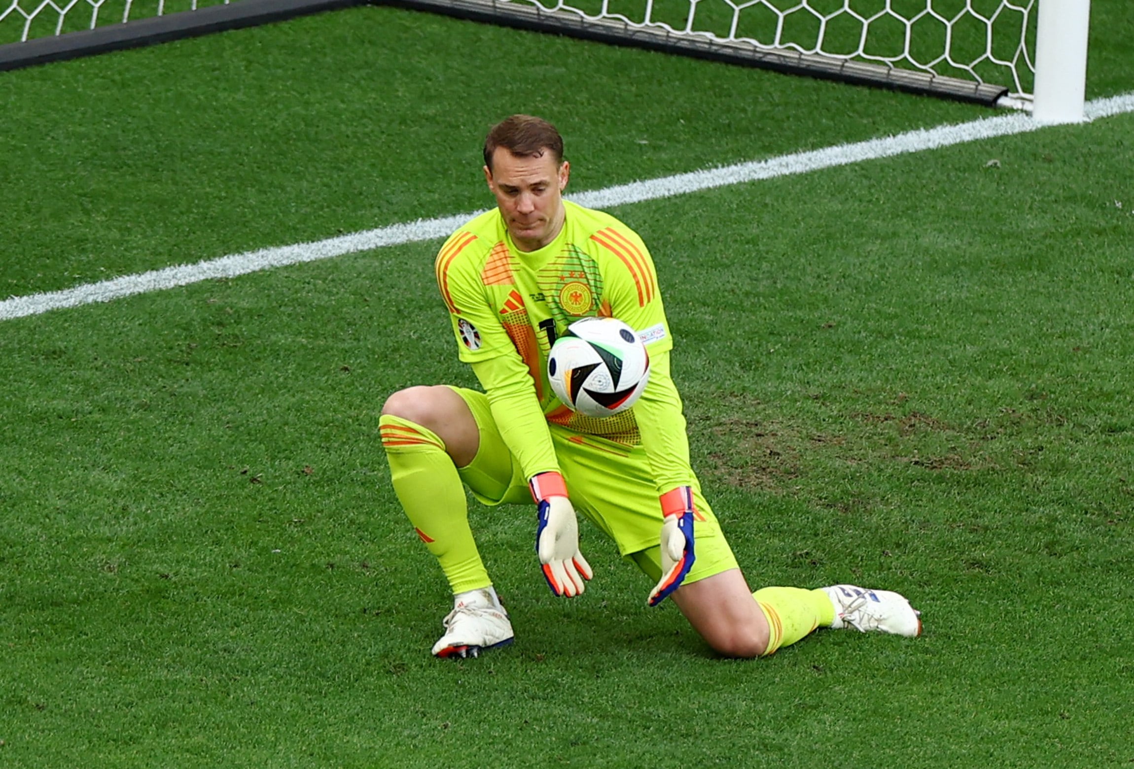 Manuel Neuer se retiró de la selección alemana de fútbol tras una carrera de 15 años y una Copa del Mundo ganada en 2014 (REUTERS/Leonhard Simon)