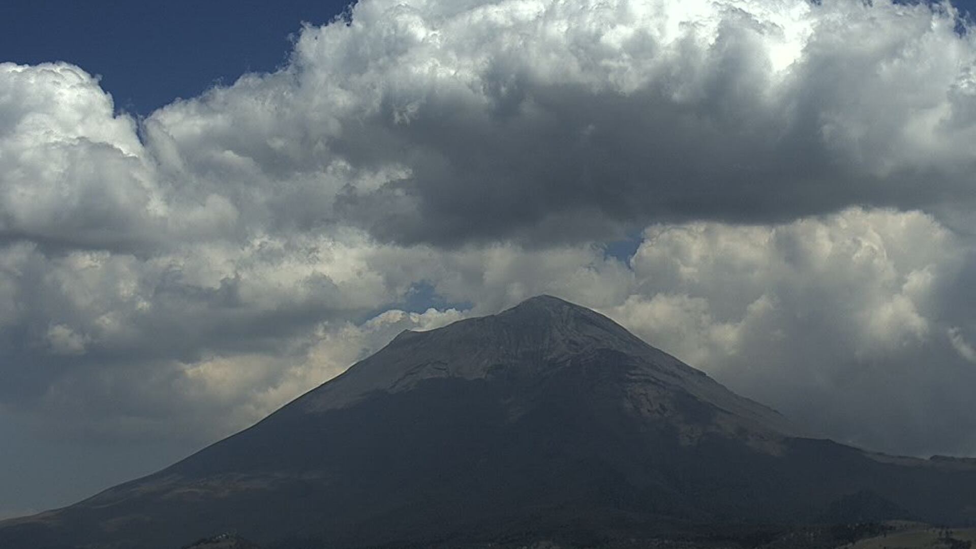 Foto del volcán Popocatépetl tomada el domingo 19 de mayo