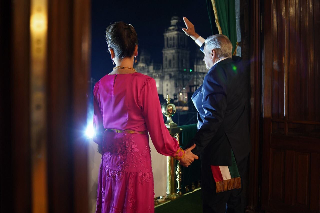 AMLO y Beatriz Gutiérrez Müller saludaron a la población tras el Grito de Independencia. (Foto: Presidencia de México)