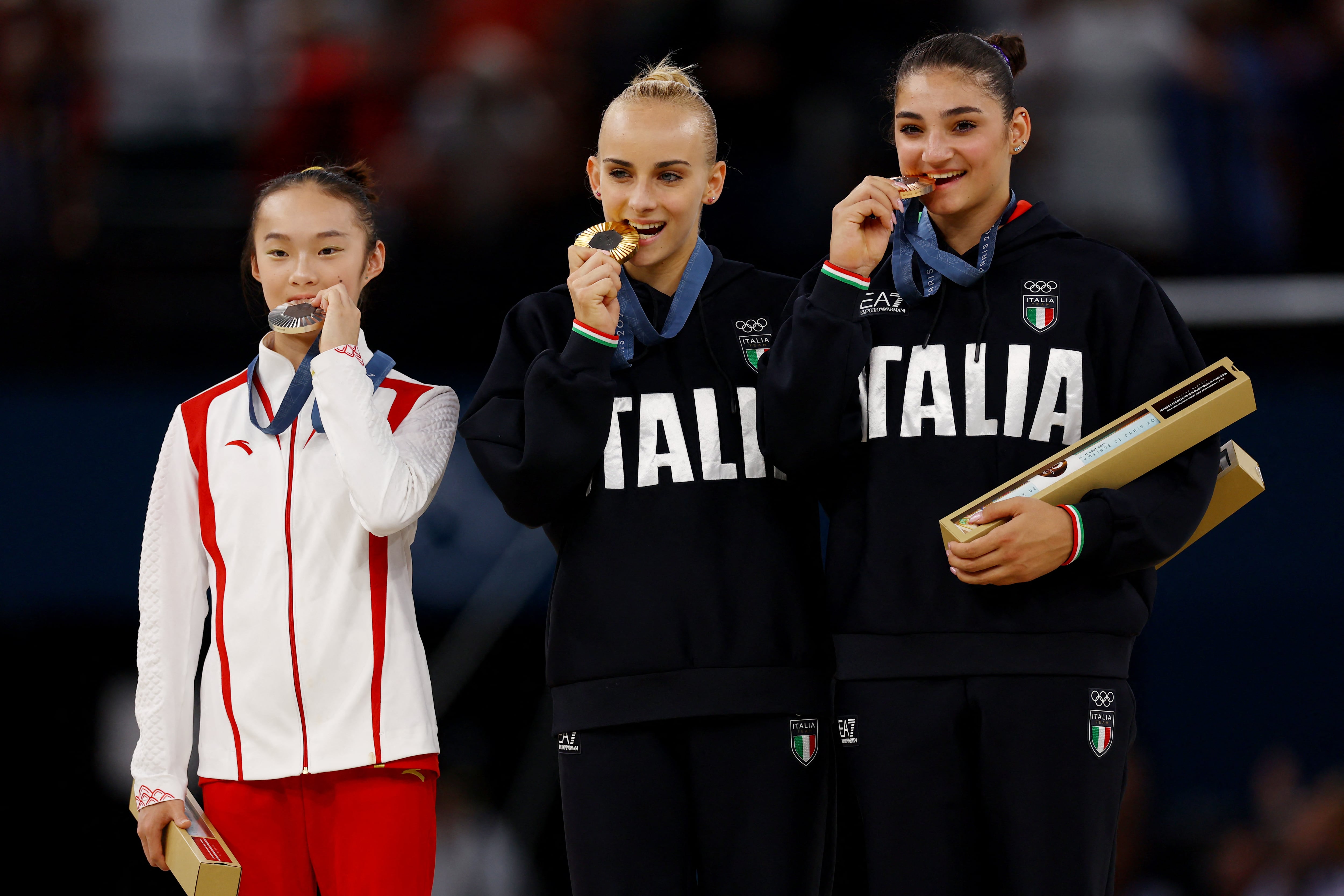 Yaqin junto a las dos gimnastas de Italia en el podio de la vida en los Juegos Olímpicos (REUTERS/Hannah Mckay)