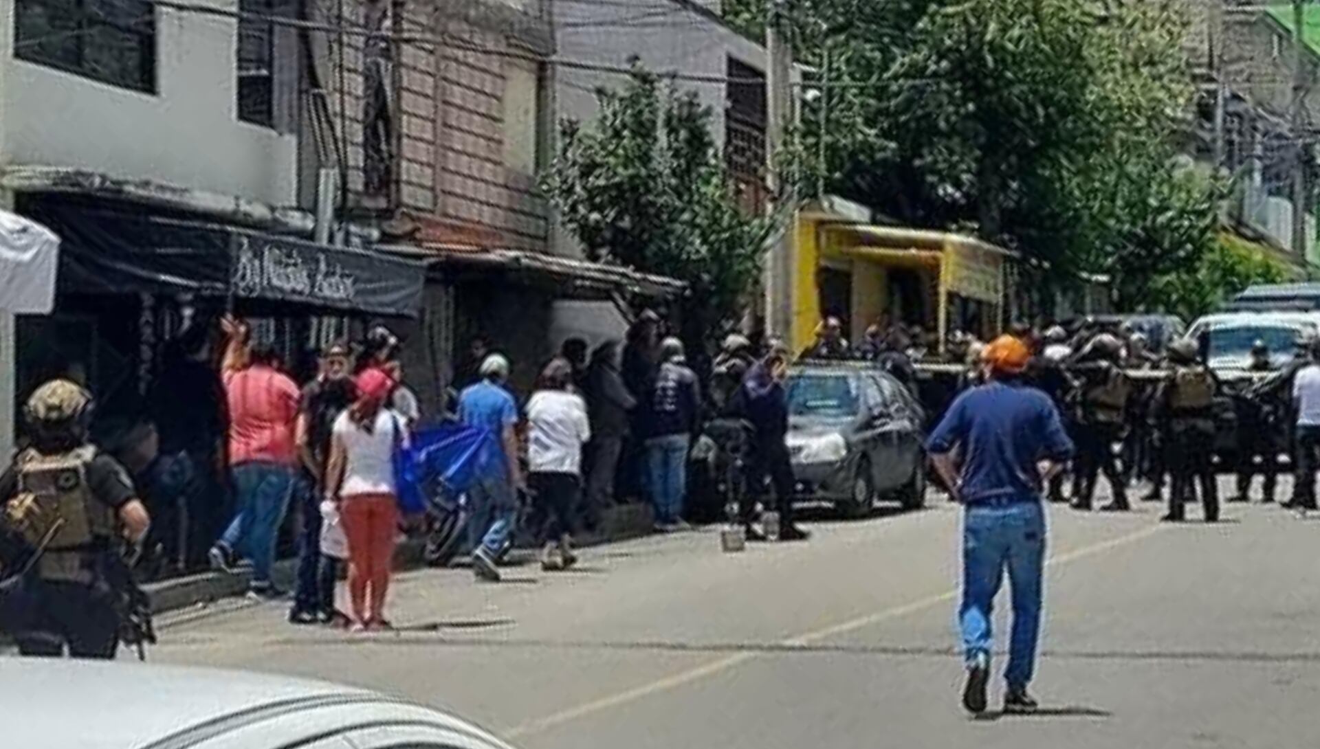 El comisario fue atacado en una pollería de Coacalco, Edomex. (X/@IzgMadeel)