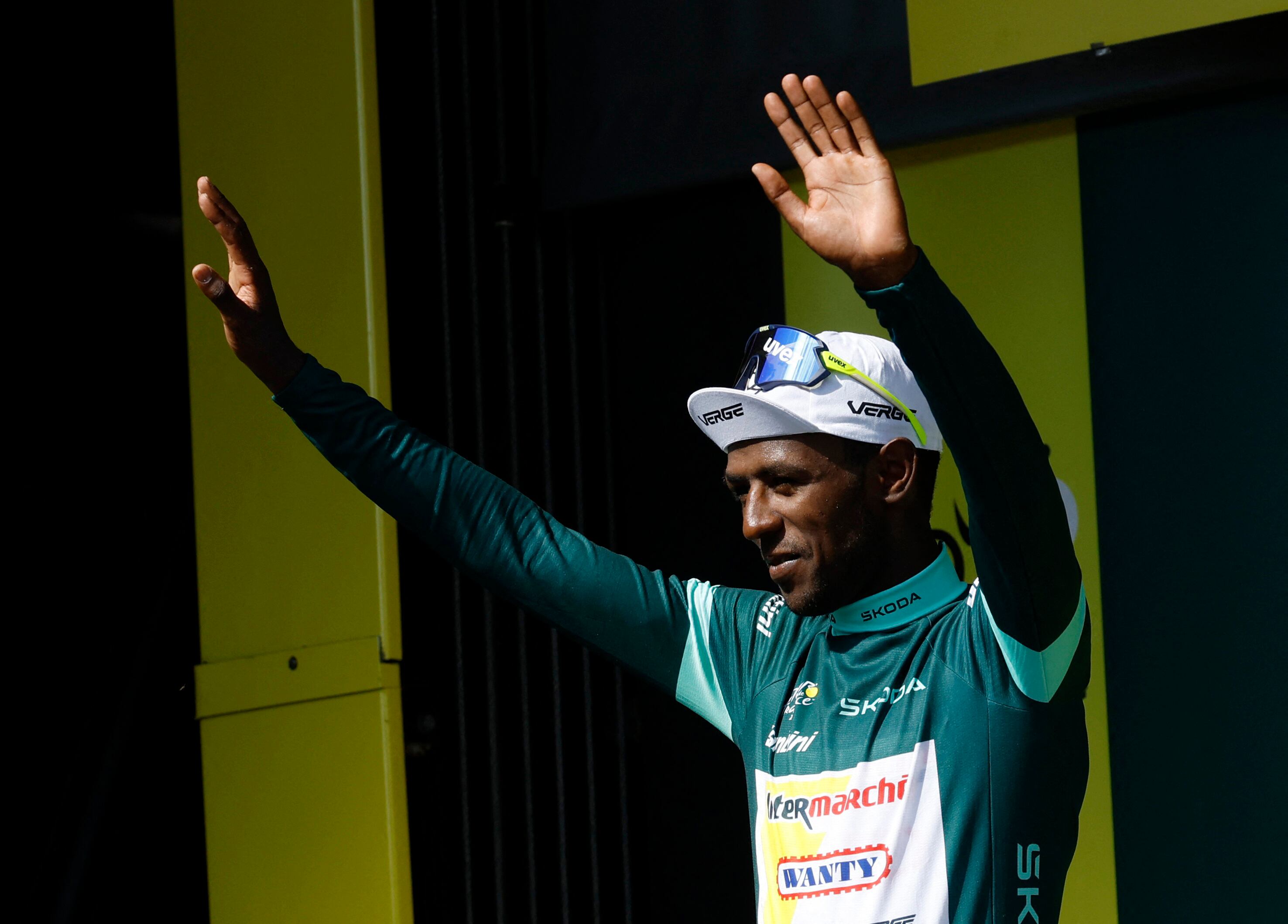 El eritreo del Intermarche - Wanty's, Biniam Girmay celebra la obtención de la etapa 12 del Tour de Francia con la maillot verde - crédito Stephane Mahe / REUTERS 