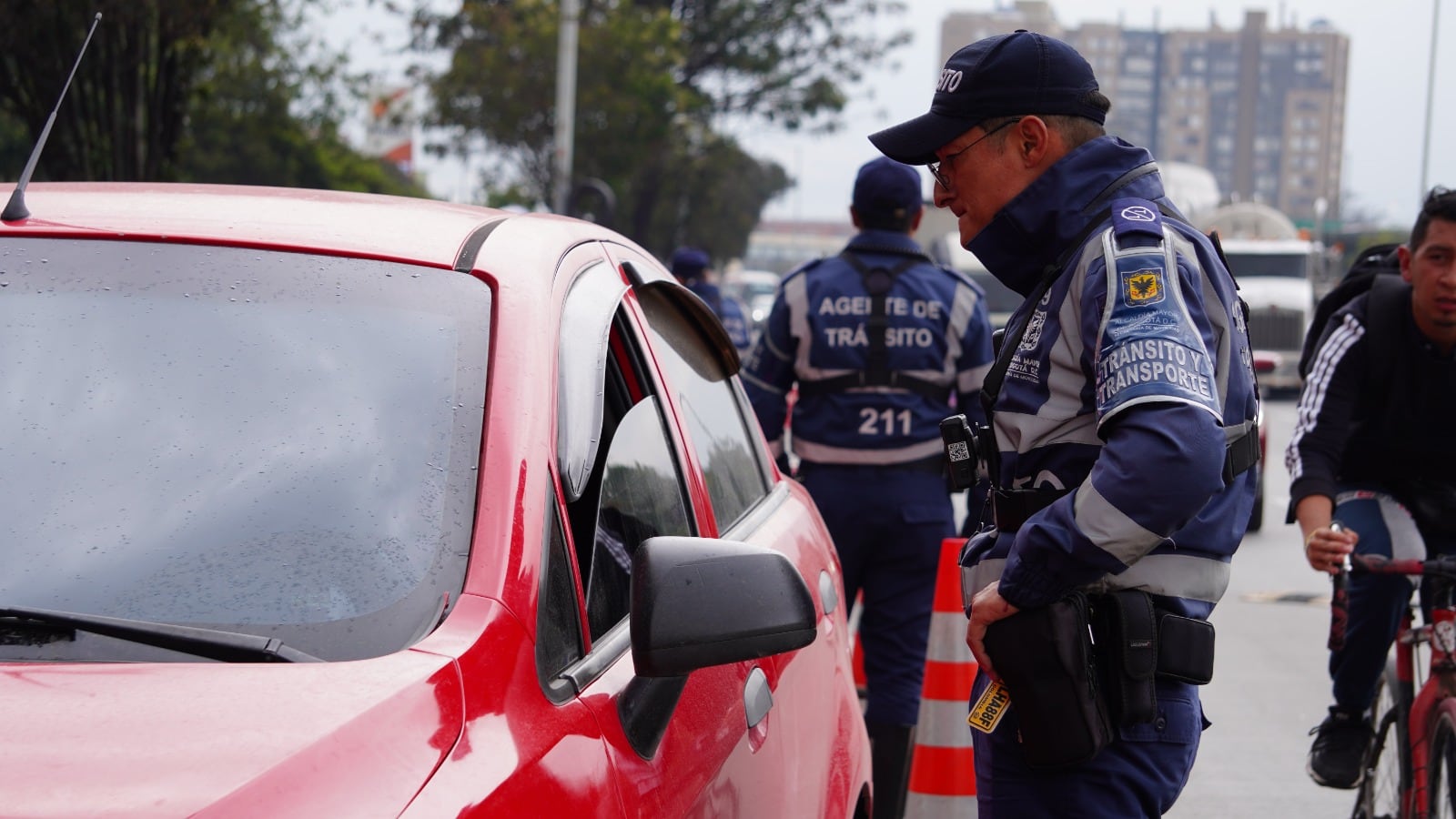 Los agentes de tránsito están al pendiente del cumplimiento de la medida - crédito Movilidad Bogotá