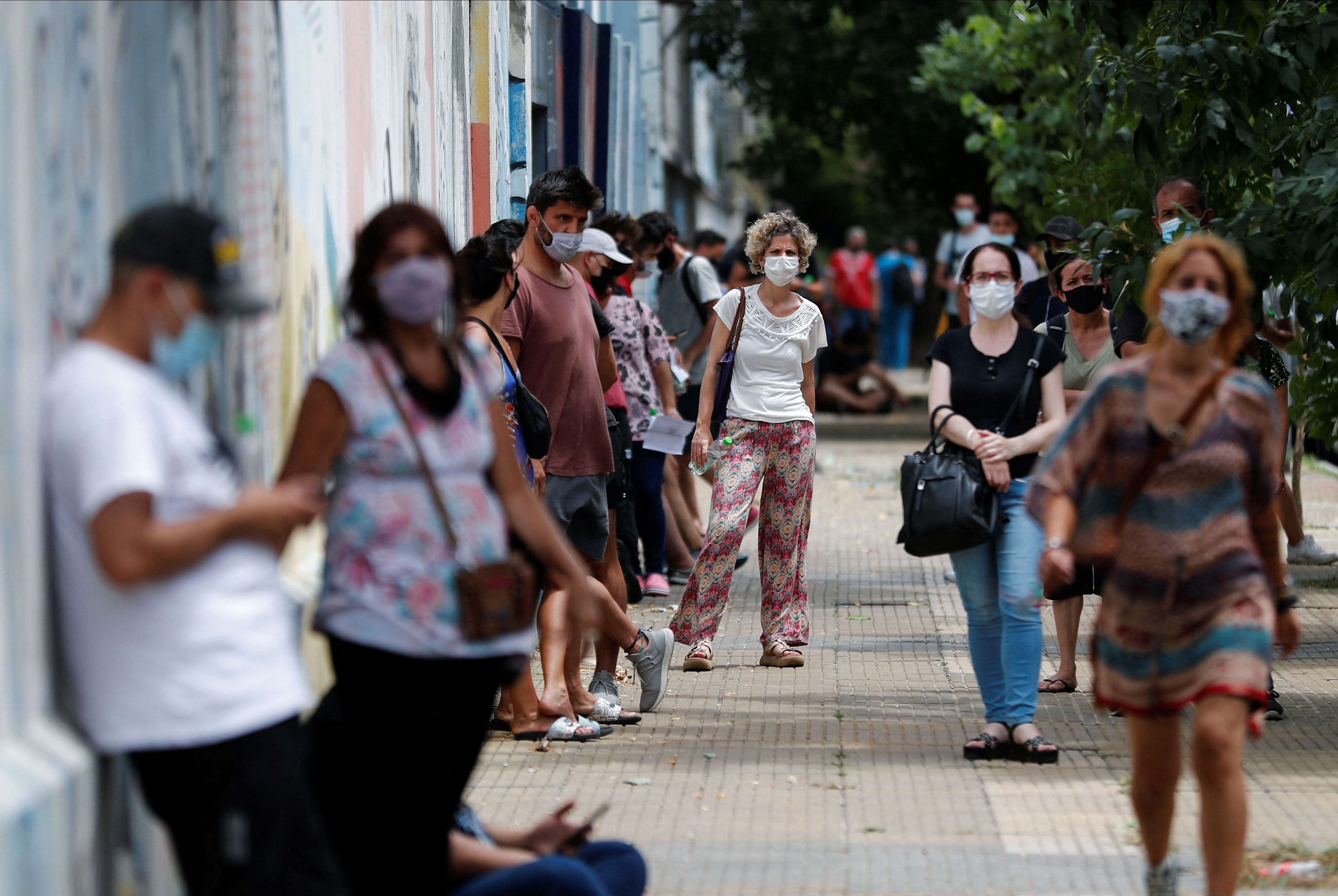 El anticuerpo actúa sobre un epítopo de la proteína de la espiga del SARS-CoV-2, permitiendo el ingreso del virus en variantes pre-Ómicron y bloqueando a Ómicron. REUTERS/Agustin Marcarian