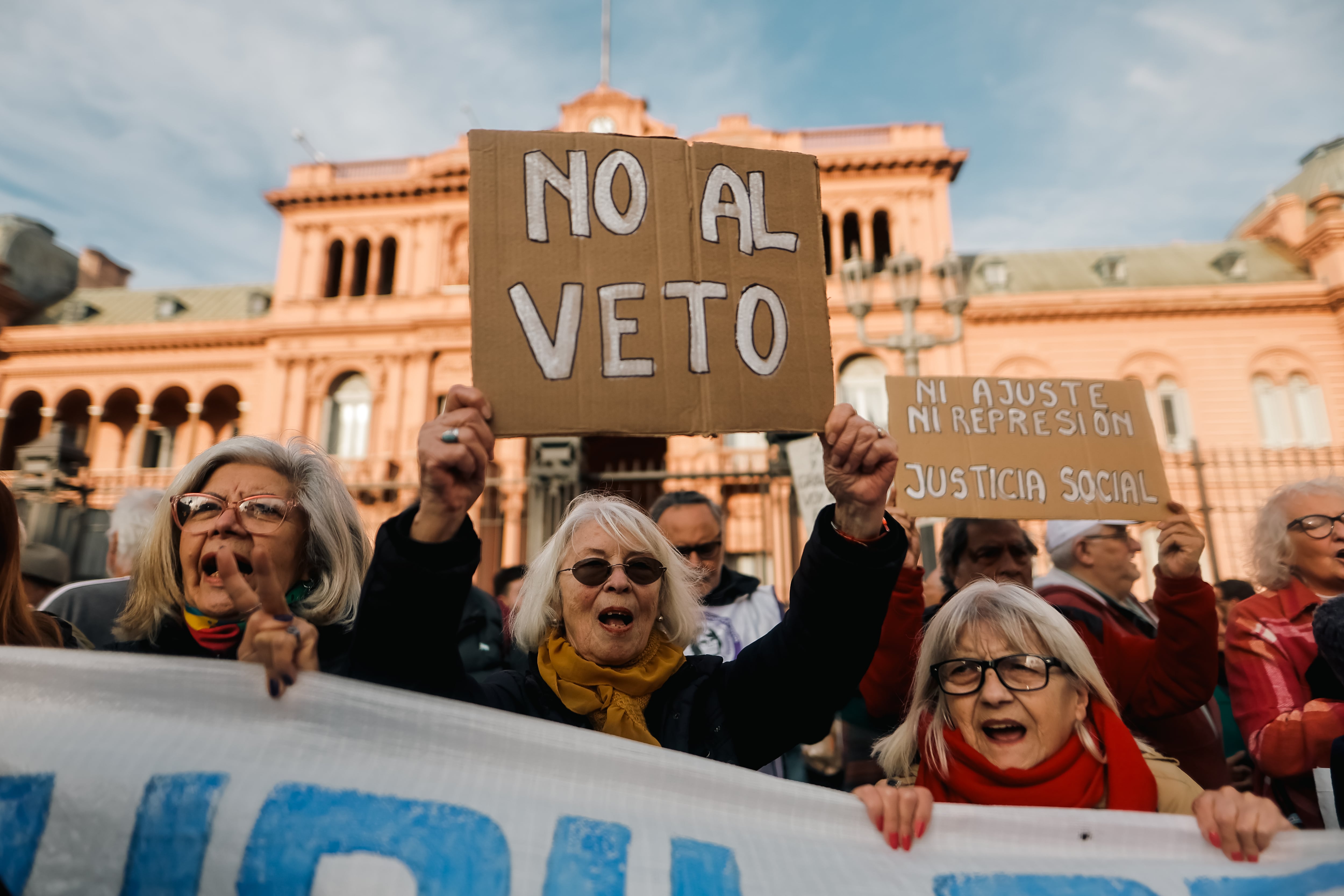 Jubilados y piqueteros se manifiestan contra el veto de Javier Milei EFE/ Juan Ignacio Roncoroni 