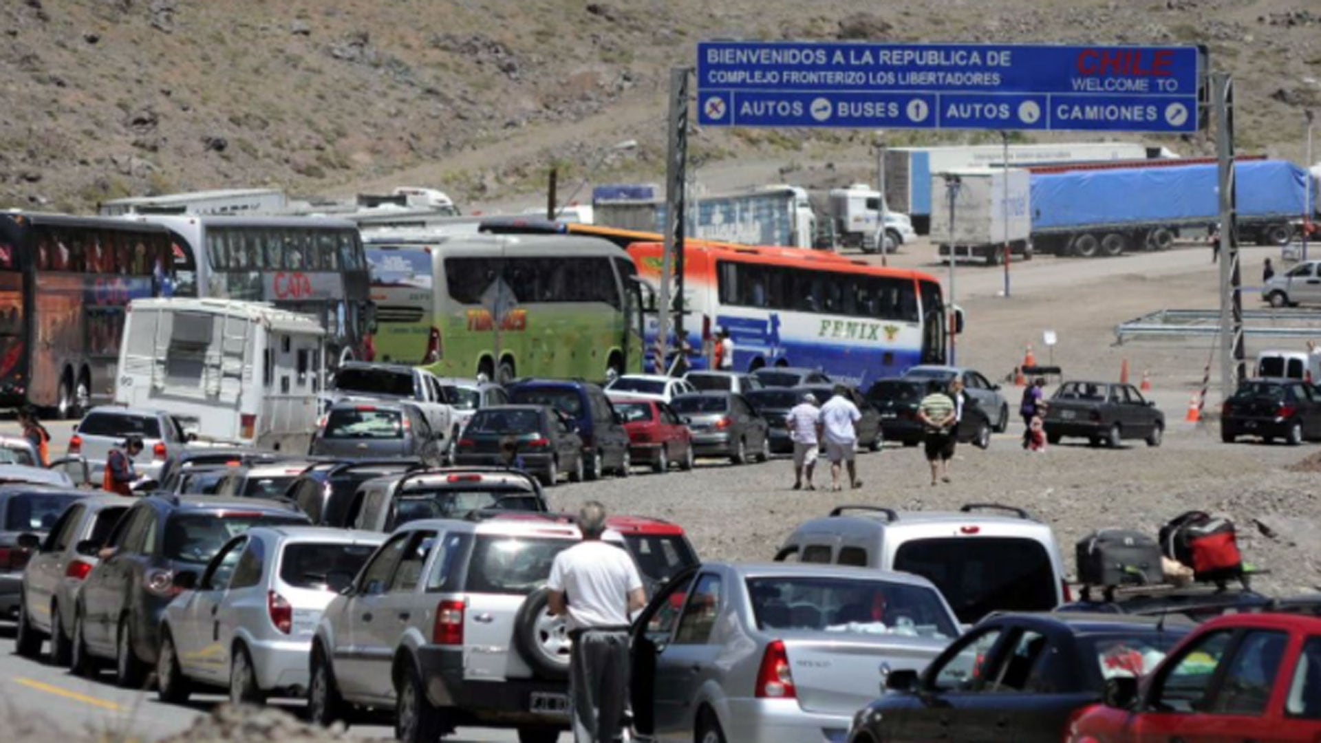 Miles de personas cruzan el Paso Cristo Redentor cada semana para hacer sus compras