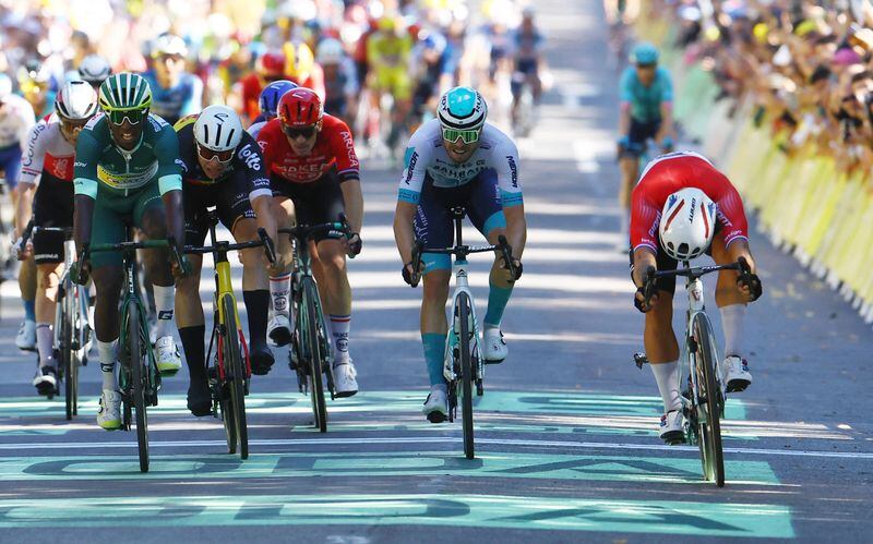 El ciclista holandés Dylan Groenewegen (dcha), del equipo Jayco AlUla, cruza primero la línea de meta para ganar la sexta etapa del Tour de Francia, entre Macon y Dijon. 4 julio 2024. REUTERS/Molly Darlington