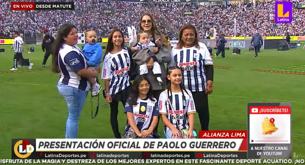 Ana Paula Consorte y Doña Peta posaron juntas junto a Paolo Guerrero en su presentación en Alianza Lima. (Latina)