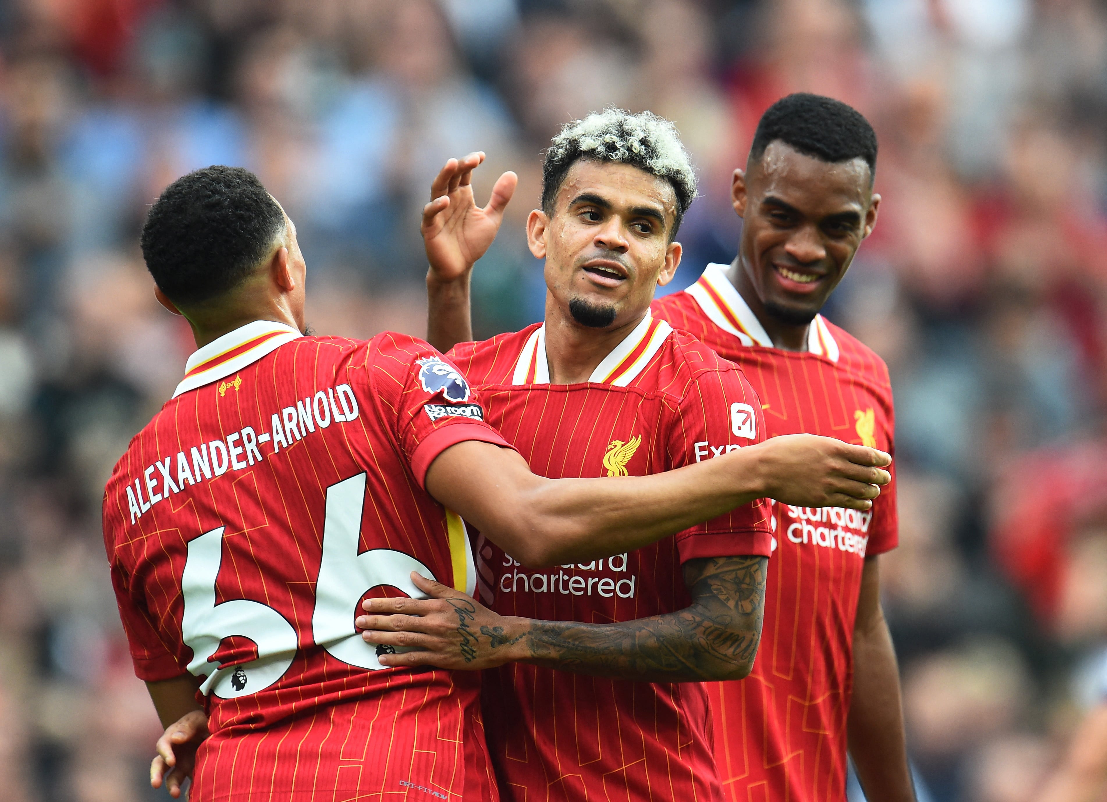 Luis Diaz celebrando junto a Trent Alexander-Arnold y Ryan Gravenberch el segundo gol que marcó ante Bournemouth el 21 de septiembre de 2024 - crédito Peter Powell / REUTERS  