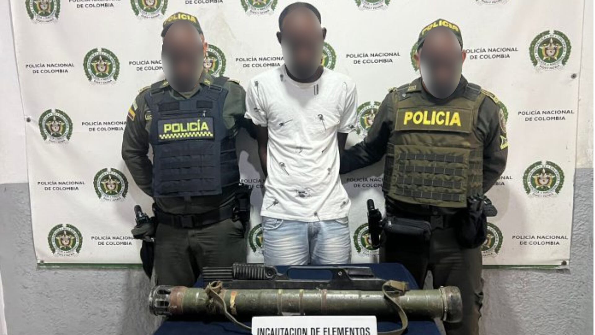 Un hombre fue capturado con lanzacohetes en Barranquilla. (Crédito: Policía Nacional)