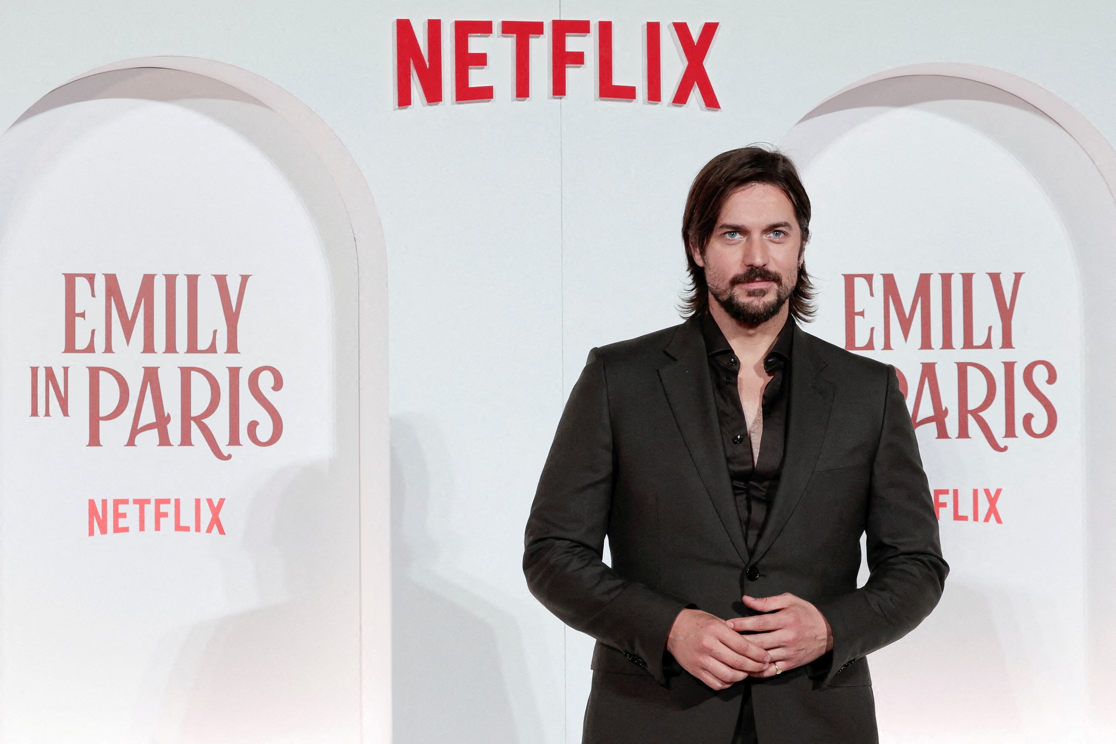 Lucas Bravo en la premiere de la cuarta temporada de 'Emily en París' en Roma. REUTERS/Remo Casilli