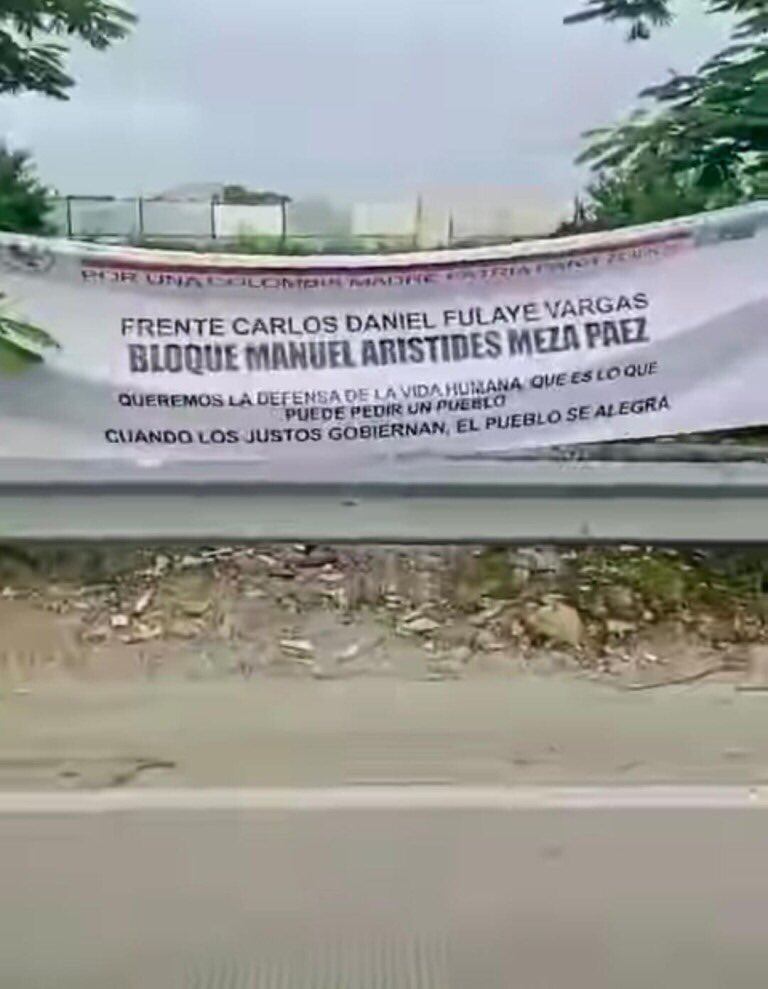 Banderas alusivas al Clan del Golfo en Barranquilla - crédito @JezBarraza/X