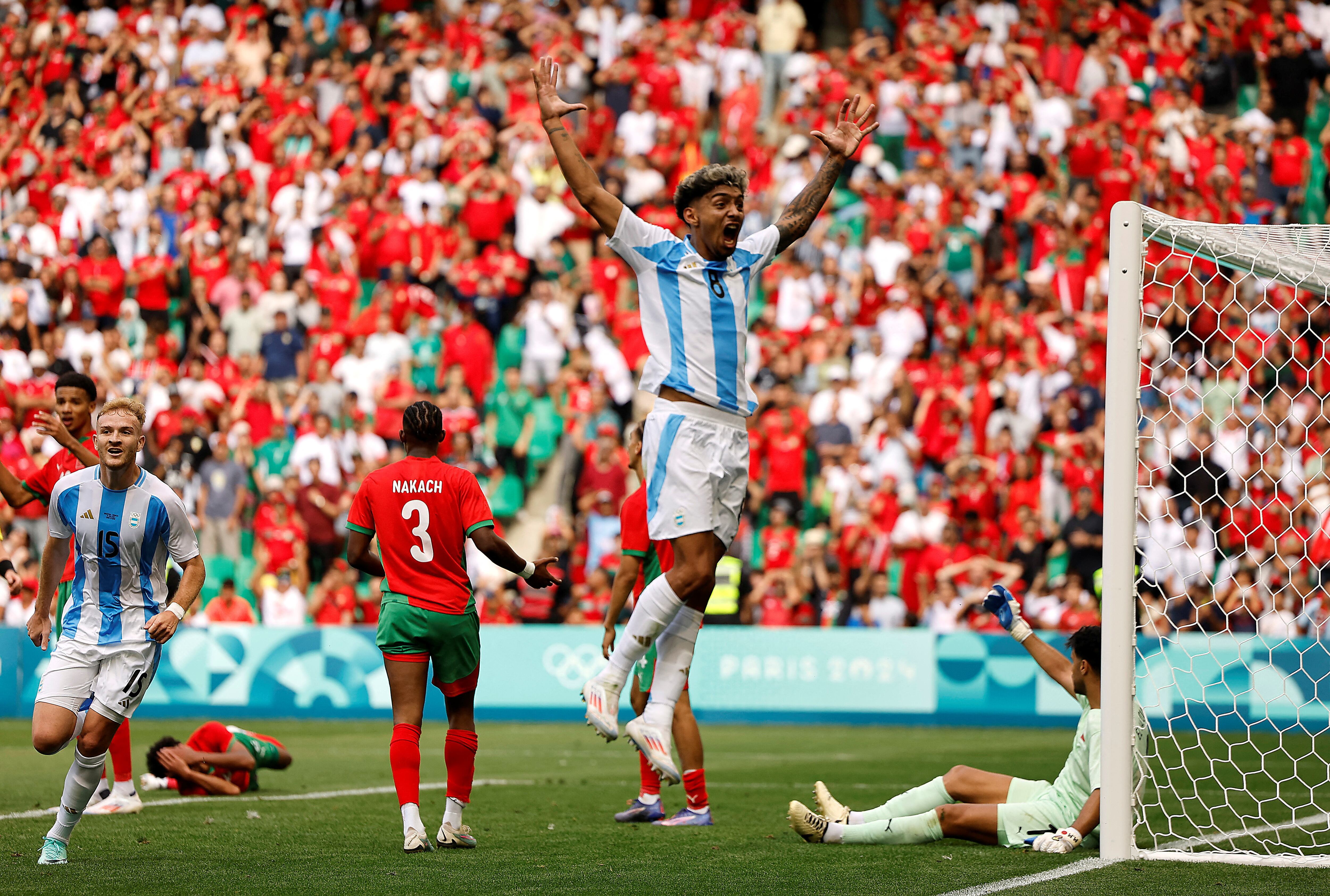 Medina festeja un gol que sería anulado dos horas más tarde (Foto: Reuters/Thaier Al-Sudani)