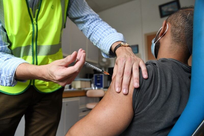 Las medidas de vigilancia y las campañas de vacunación están ayudando a contener el brote de mpox, según funcionarios de salud (Alain Jocard/Pool vía REUTERS)