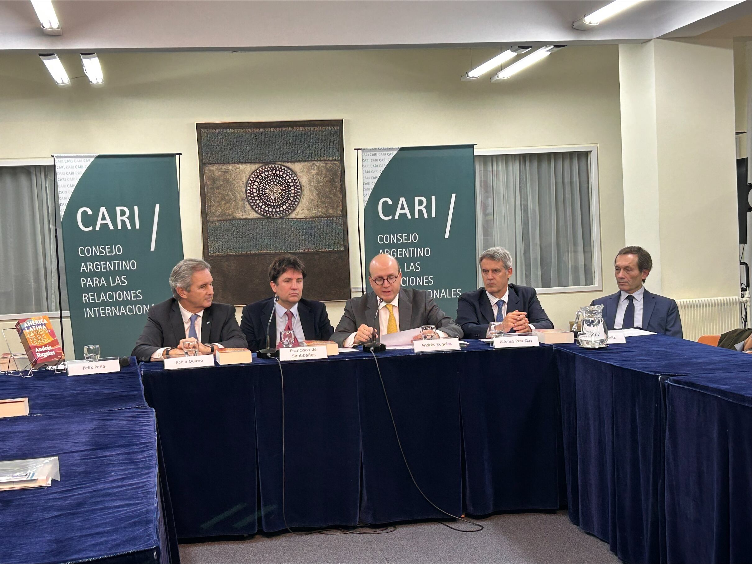 Quirno, De Santibañes, Rugeles, Prat-Gay y Beliz en la presentación de "América Latina: la visión de sus líderes" en Buenos Aires, agosto de 2024 (CARI)