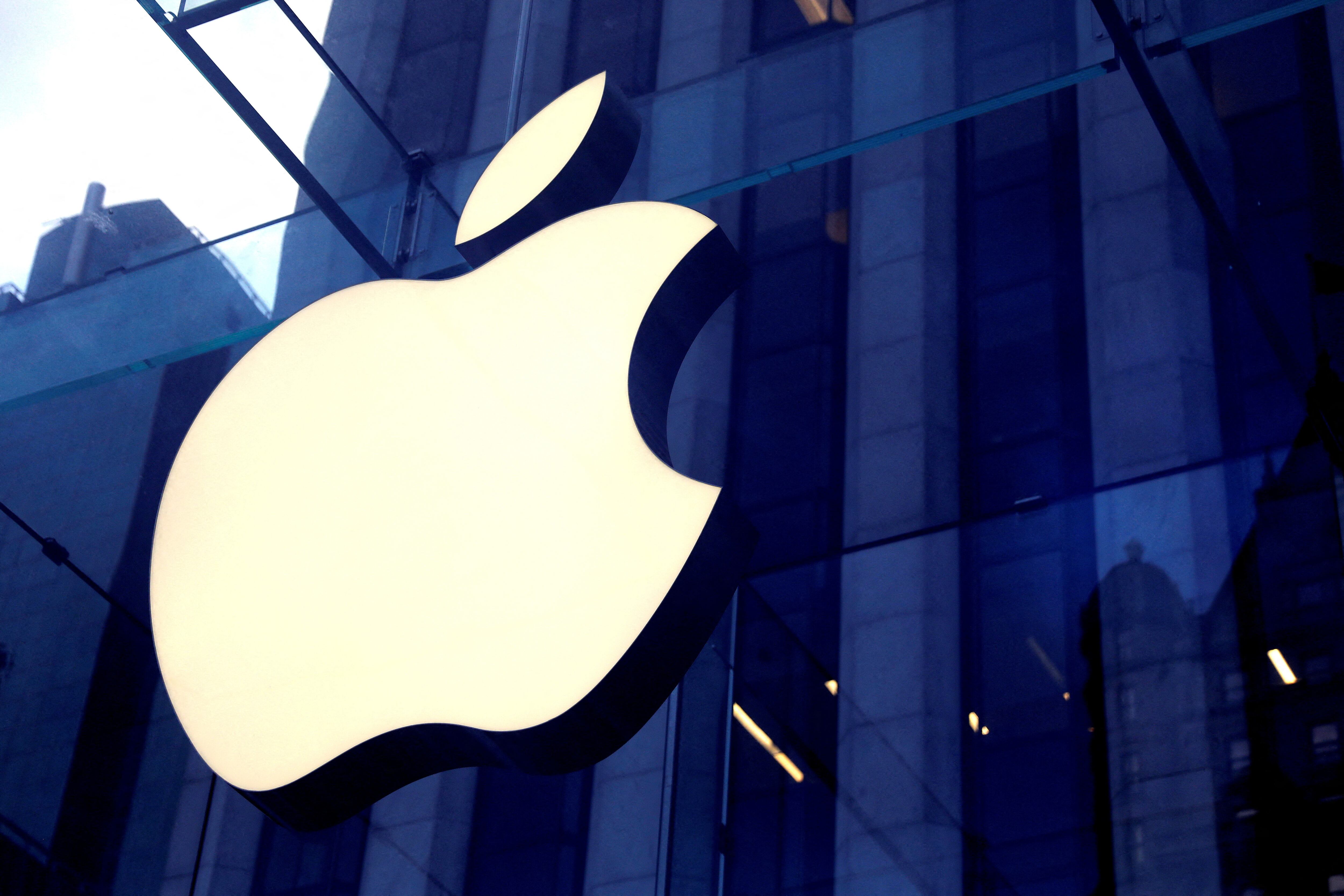 Apple quiere ampliar su portafolio de opciones de realidad virtual para tener dispositivos más económicos. (REUTERS/Mike Segar/File Photo)