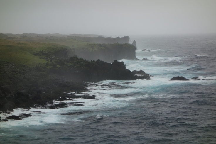 El rocío del mar cae sobre la tierra y hacia los lagos cercanos. (DOMINIC HODGSON.)
