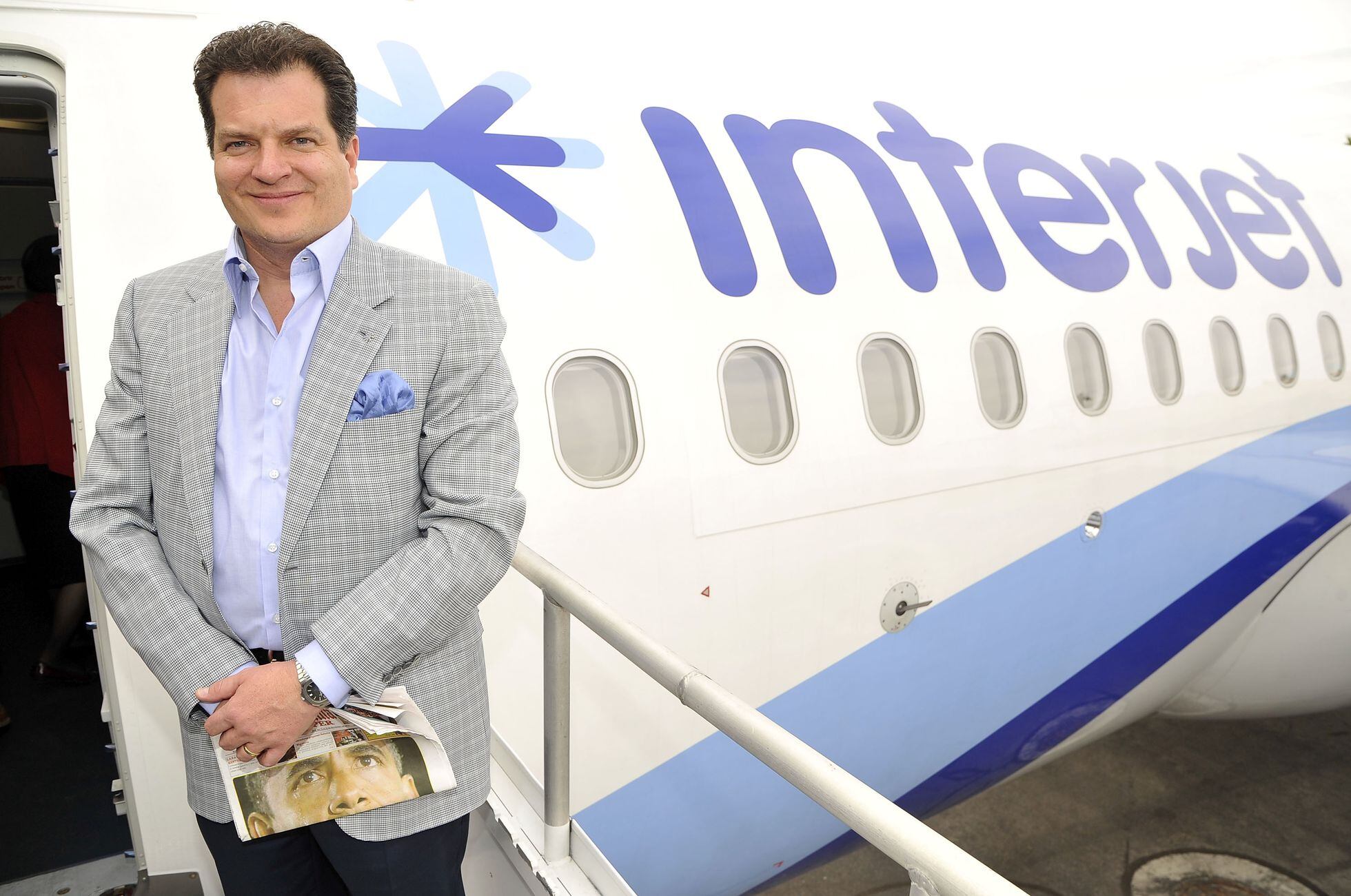 Miguel Alemán, frente a un avión de Interjet en 2012. (Foto: Jeff Bottari / Wireimage)