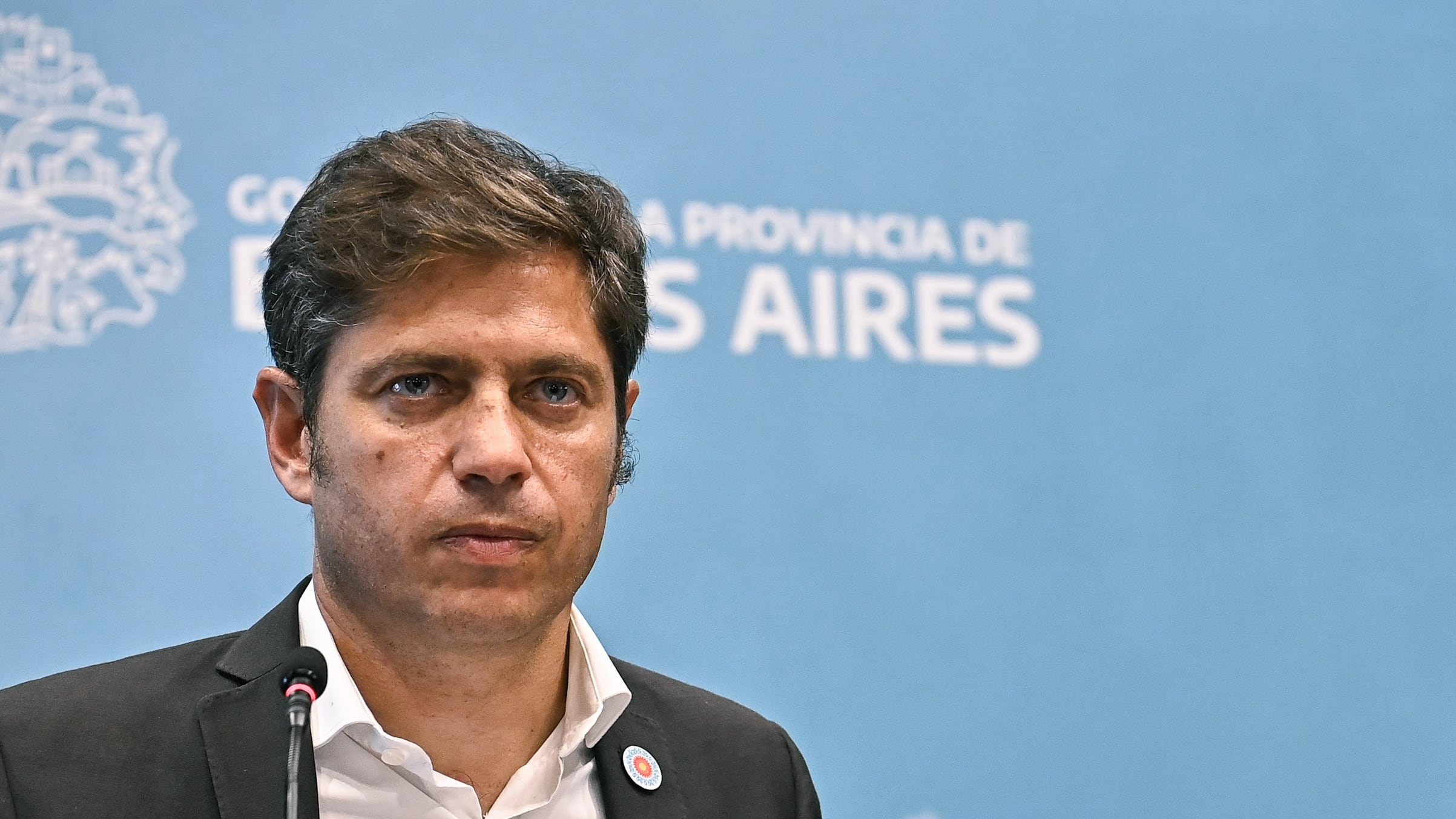 Axel Kicillof y Verónica Magario. El gobernador y su vice encabezaron una conferencia de prensa en la que anunciaron una presentación ante la Corte Suprema para reclamar por los fondos que retuvo el gobierno del presidente Javier Milei