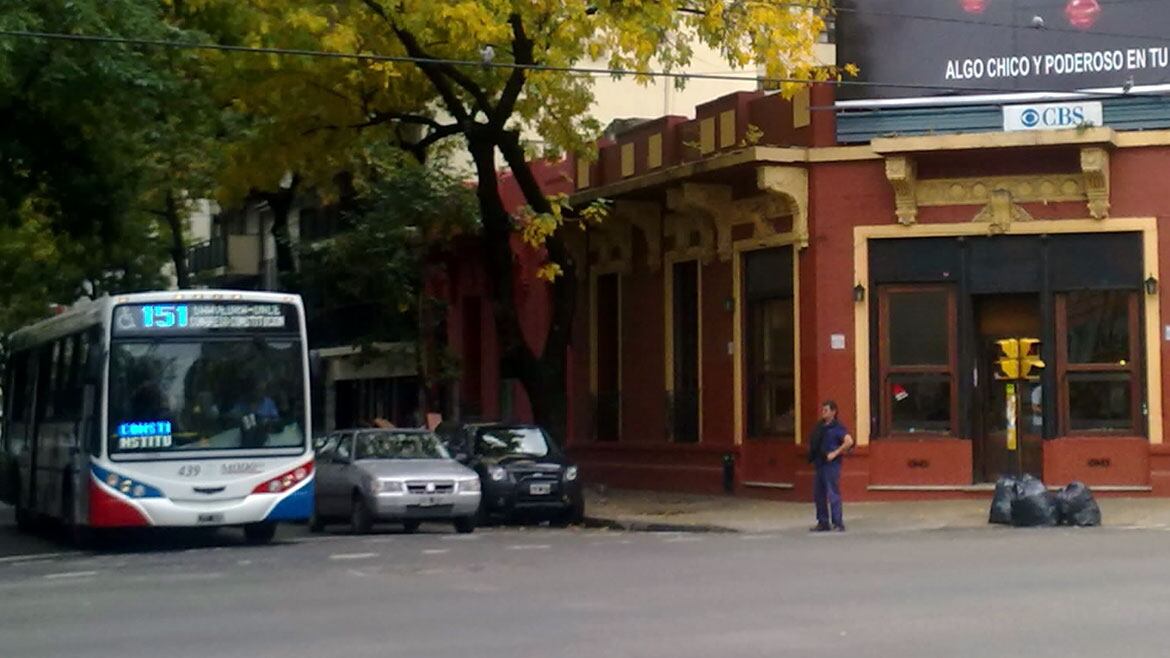 Un colectivo 151 recorre por las calles de la Ciudad de Buenos Aires. Es otro de los recorridos afectados por el recorte de recursos