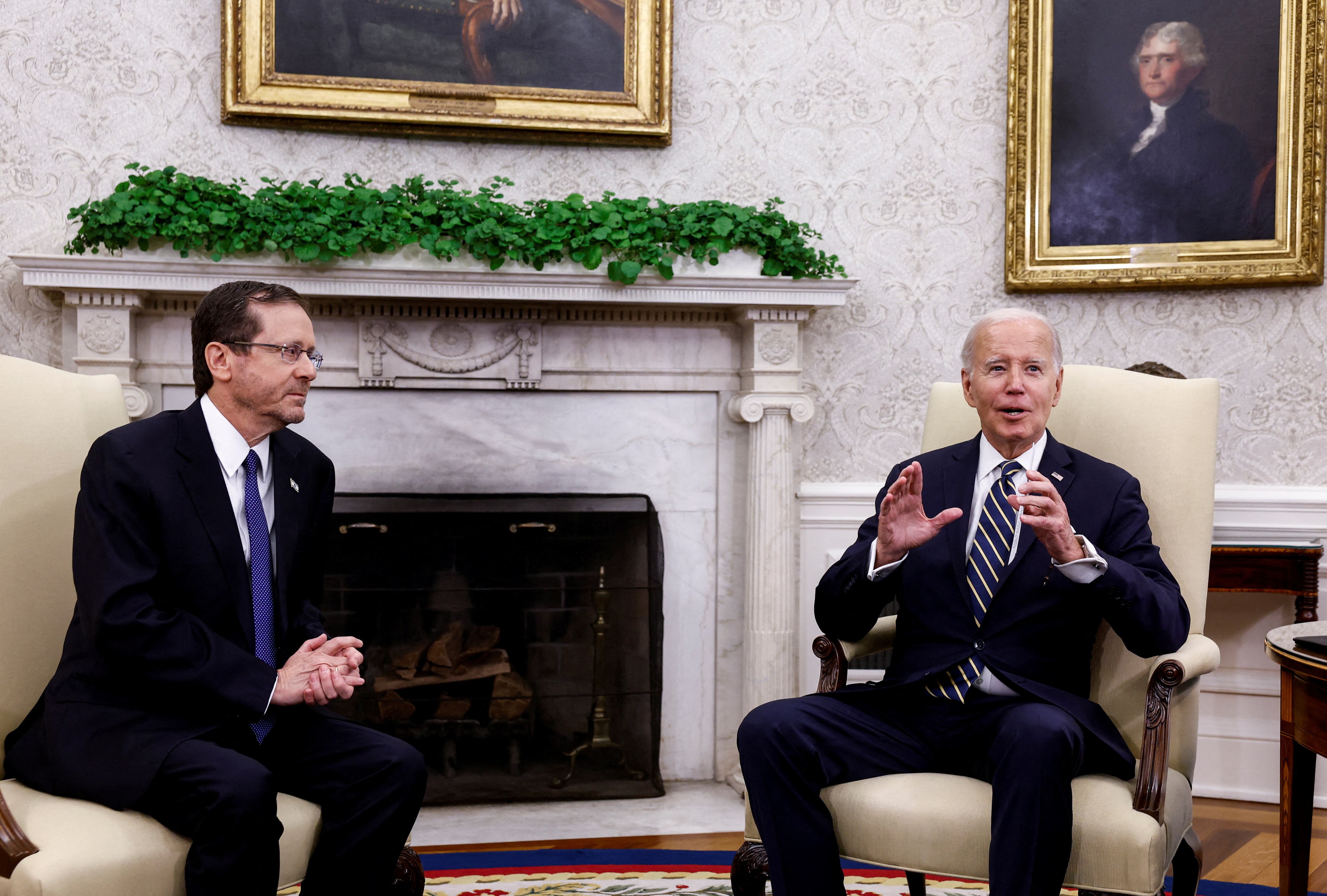 Hezog y Biden durant eun encuentro en la Casa Blanca en julio de 2023 (REUTERS/Evelyn Hockstein/archivo)