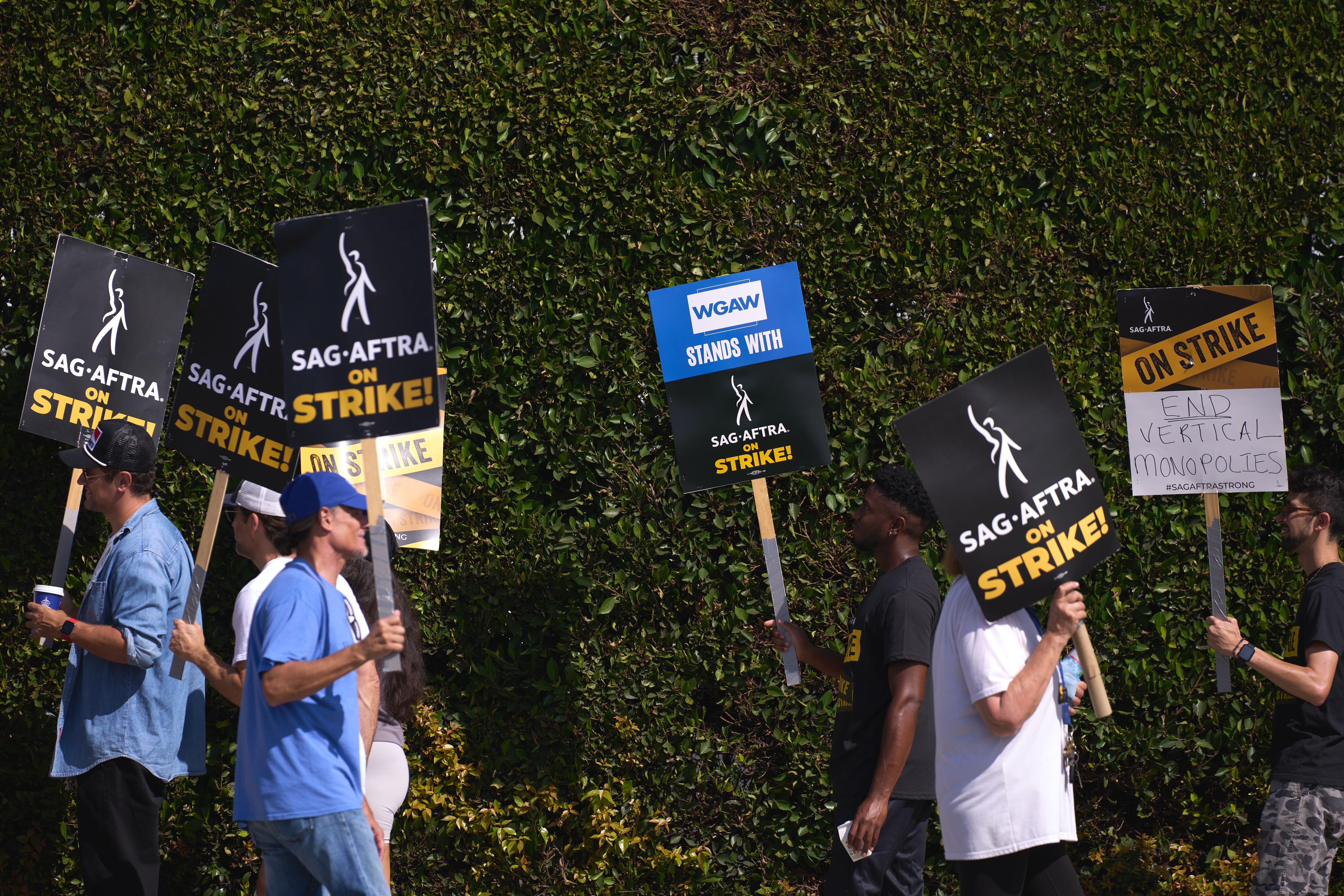 Una de las peticiones de este grupo es la garantías laborales. (Foto: EFE/EPA/ALLISON DINNER) 