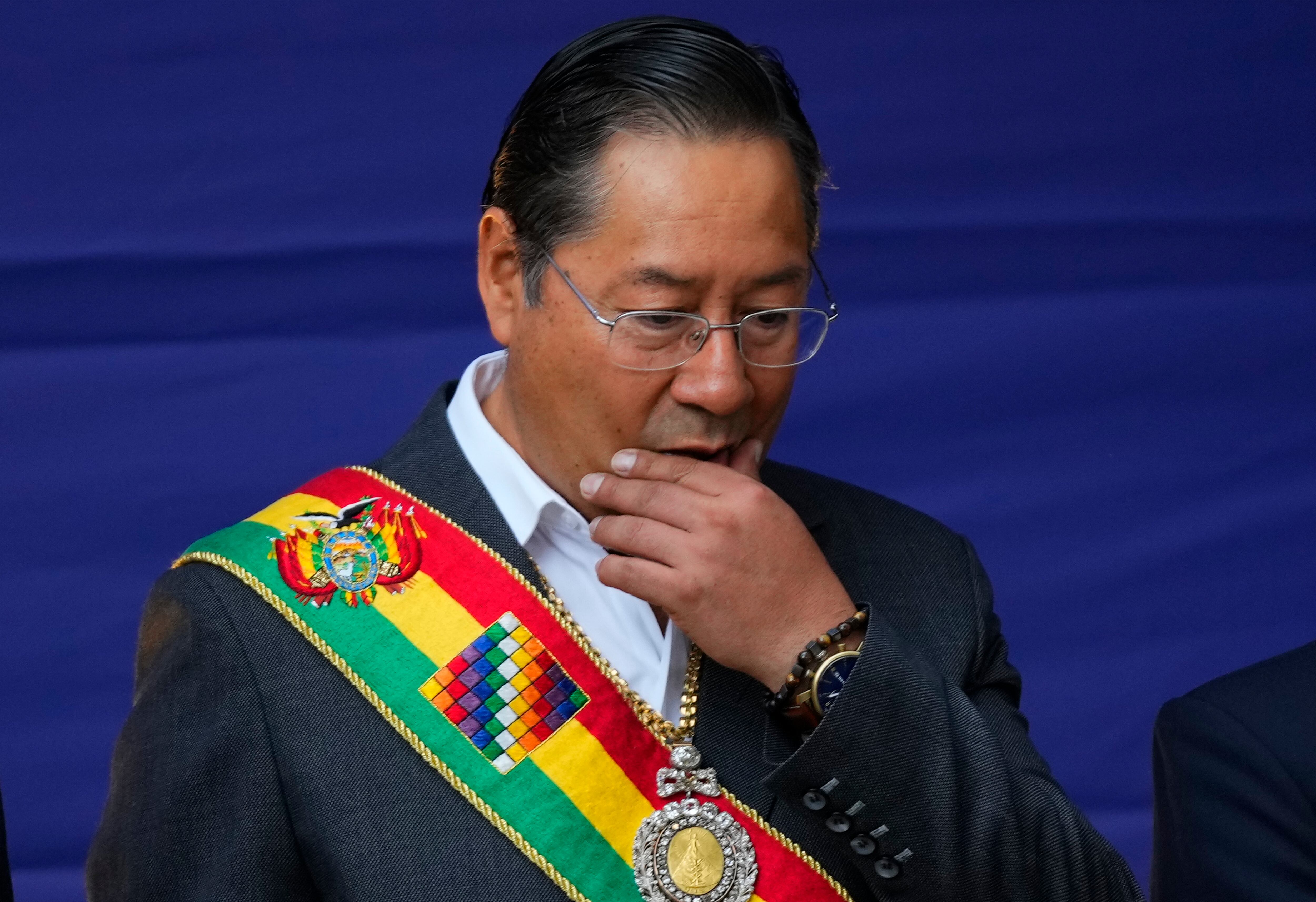 ARCHIVO - El presidente boliviano, Luis Arce, asiste a un ritual indígena antes de rendir su informa anual sobre el estado de la nación en el palacio presidencial en La Paz, Bolivia, el 22 de enero de 2024. AP Foto/Juan Karita, Archivo)