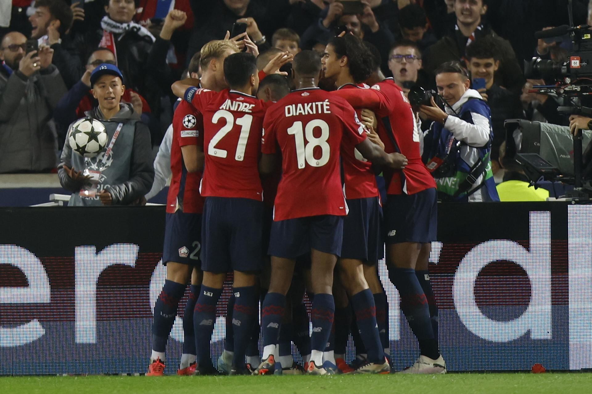 Los jugadores del Lille celebrando el gol ante el Real Madrid (EFE/EPA/MOHAMMED BADRA)p`pl.