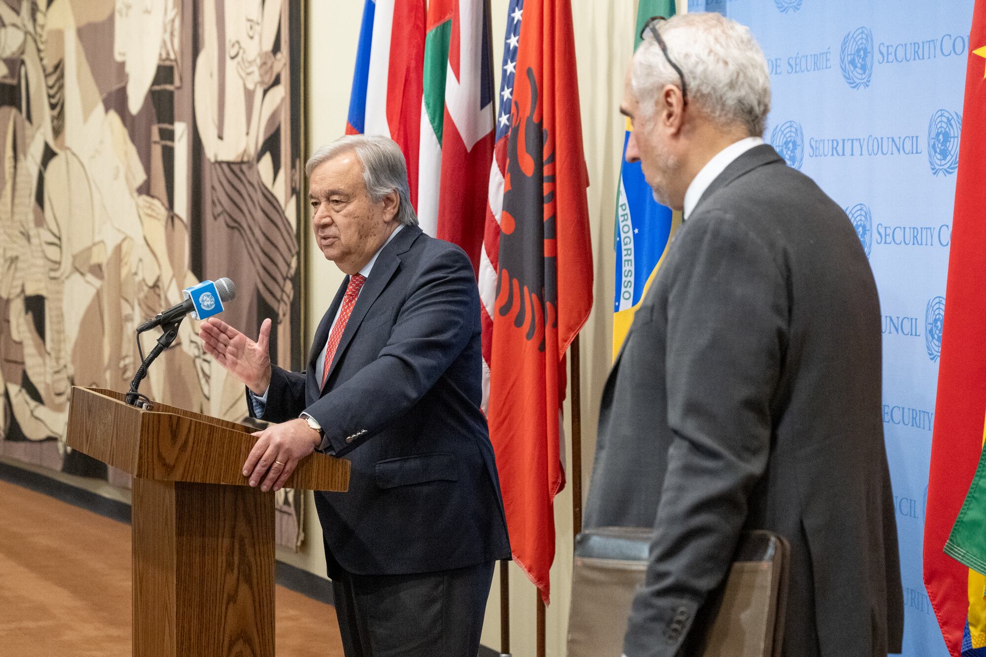 El secretario general de la ONU, António Guterres, habla junto a su portavoz, Stéphane Dujarric, durante una rueda de prensa en Nueva York (EFE/Eskinder Debebe/Archivo)