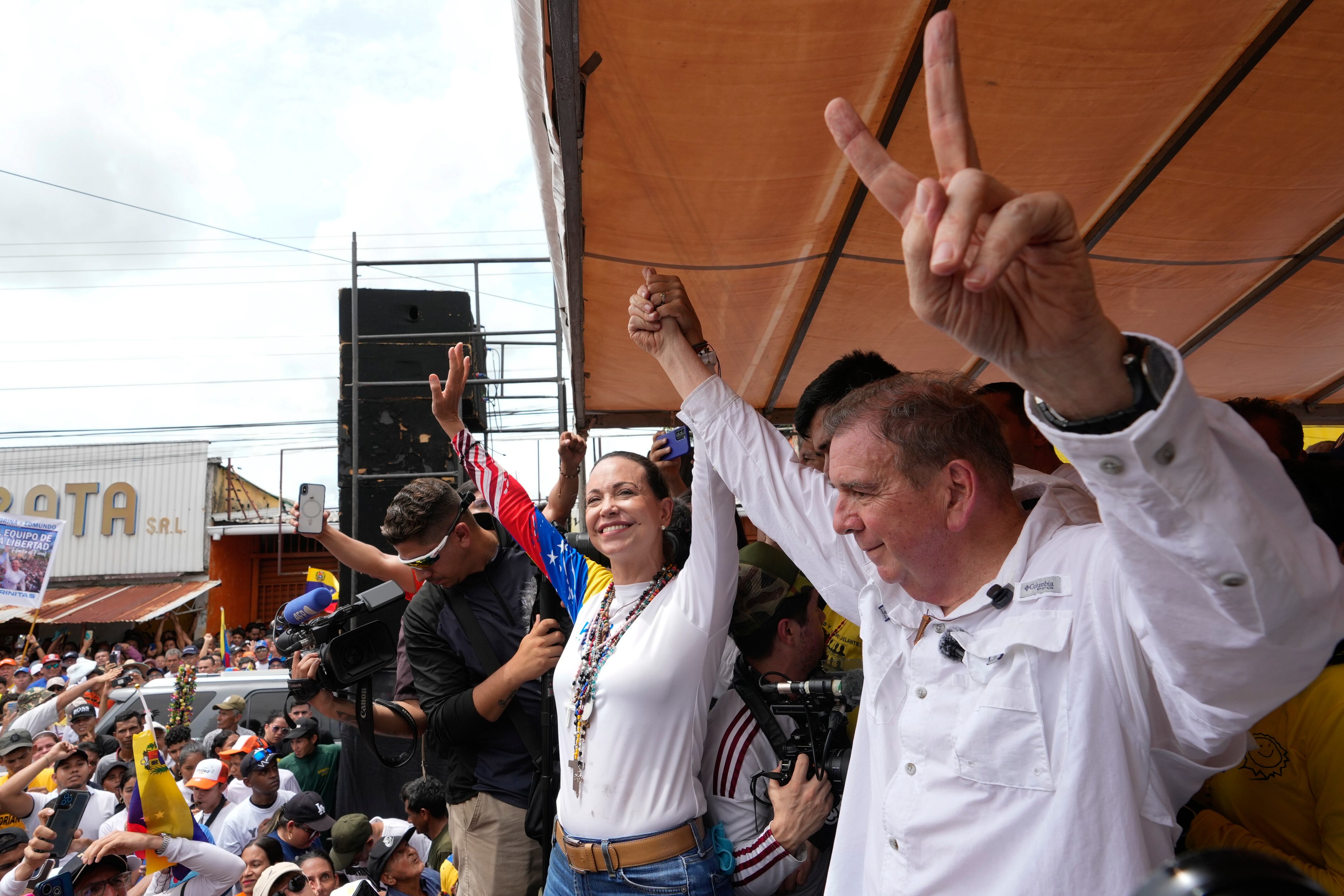 En los minutos finales del período de postulación surgió el nombre de Edmundo González Urrutia como candidato provisional de la PUD (AP/Ariana Cubillos)