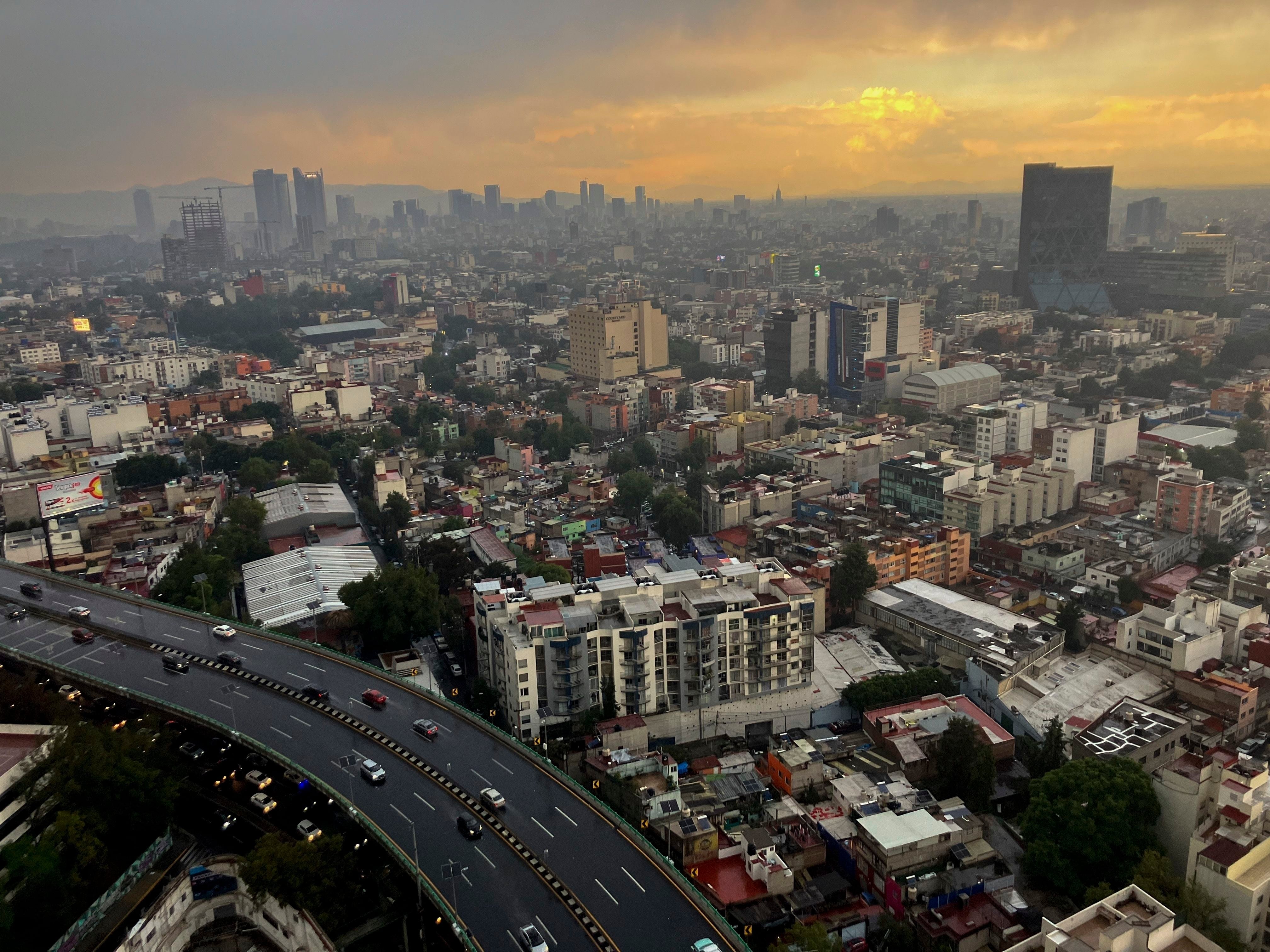 ARCHIVO - El sol se pone sobre Ciudad de México el 25 de julio de 2024 tras una lluvia intensa. (AP Foto/Marco Ugarte, archivo)